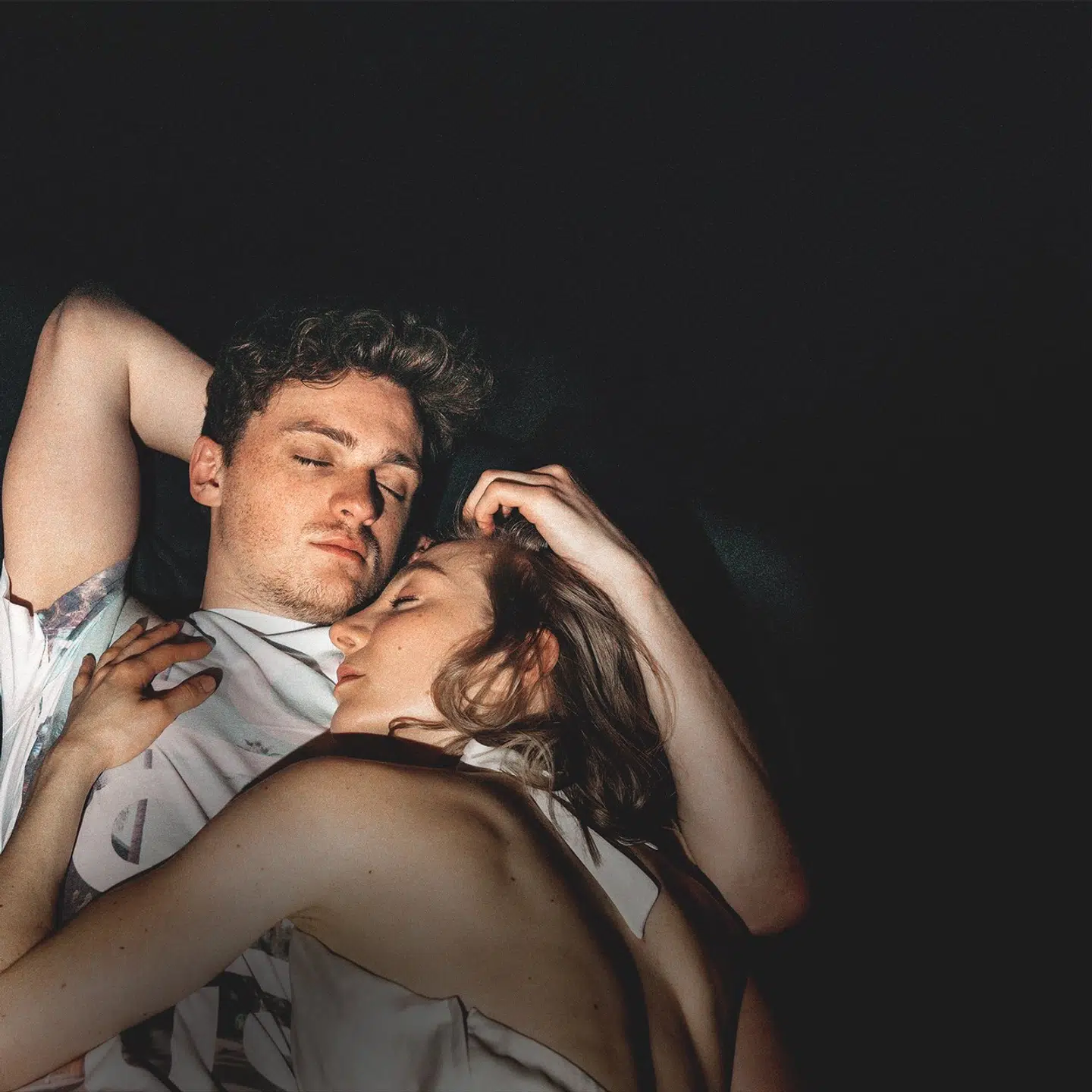 »Romeo og Julie« på Aarhus Teater med Viktor Pascoe Medom og Mette Klakstein i hovedrollerne er nu udsat på grund af corona. Samlet koster udsættelse af to premiereforestillinger teatret 2,5 millioner kroner, vurderer teatret selv.