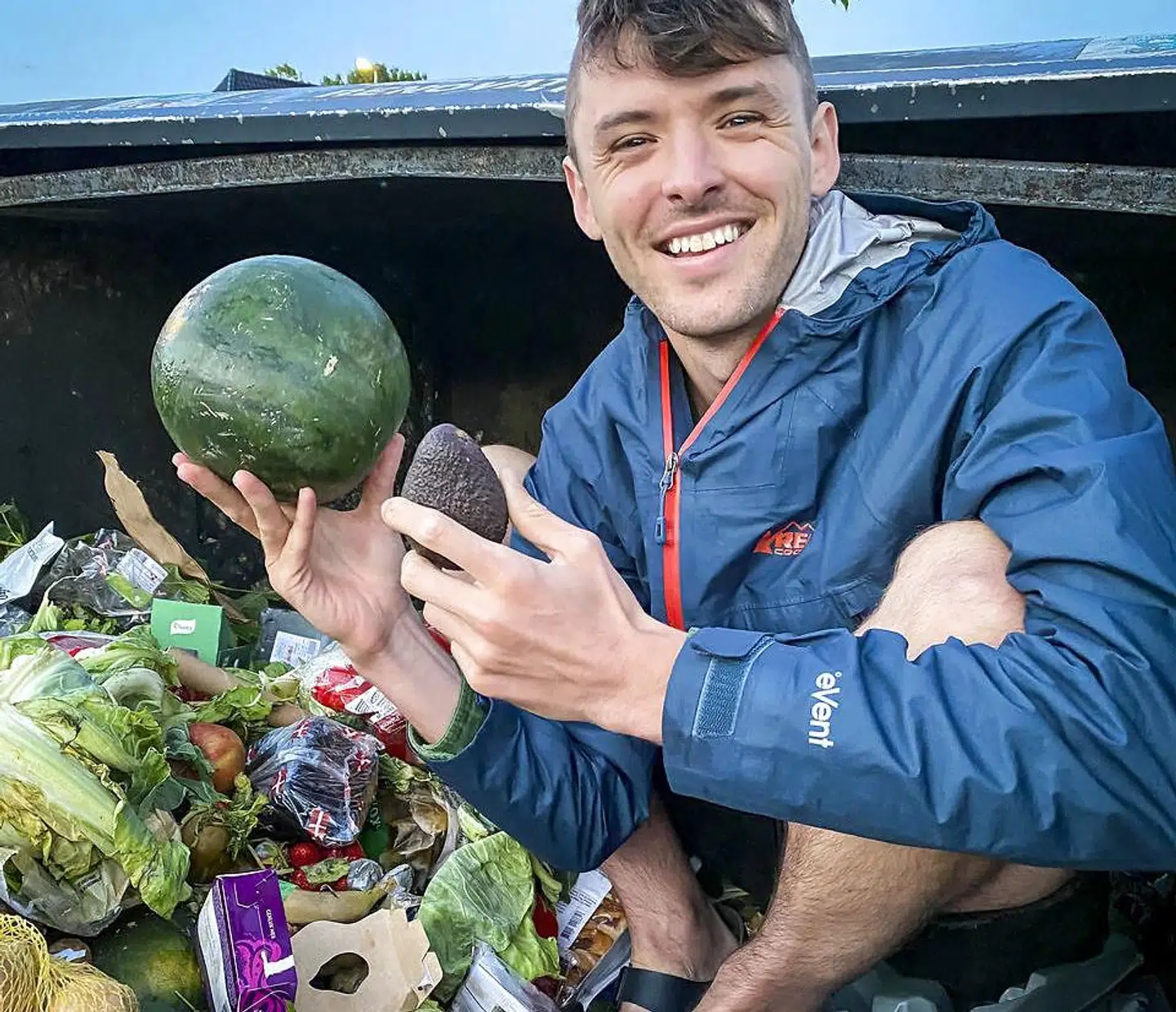 Rema 1000 beskylder madspildsaktivisten Matt Homewood for at fremme firmaet Throw No More, hvor han er ansat. Her er han fotograferet i en af Remas store affaldscontainere i Kolding. Privatfoto