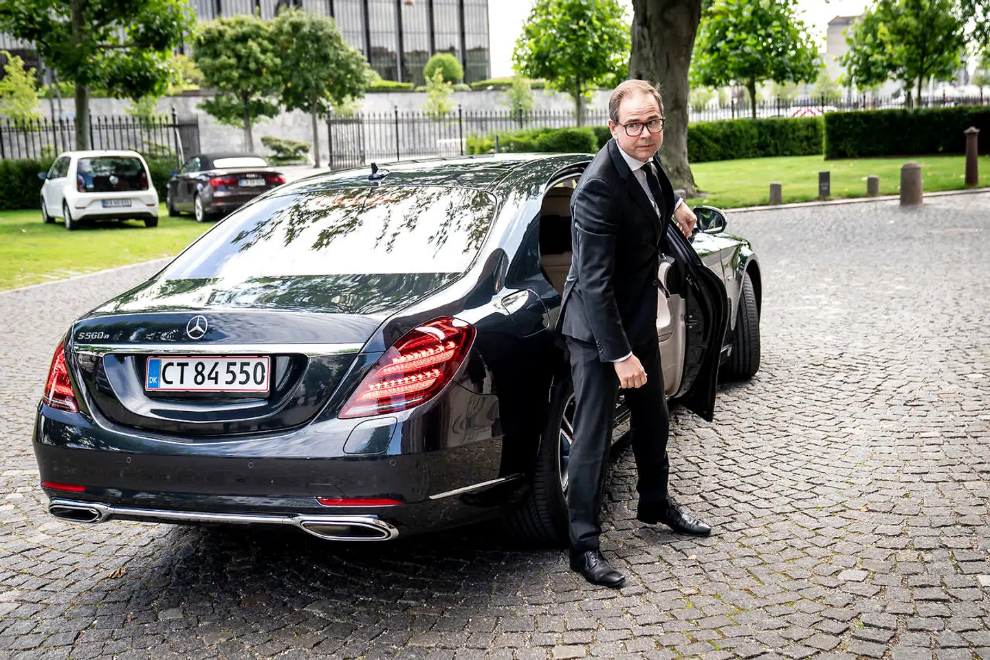 Finansminister Nicolai Wammen (S) skal torsdag i samråd i Folketinget om, hvorfor staten stort set ingen grønne biler køber. Hans egen ministerbil, en Mercedes S 560 e plug-in-hybrid er dog en af de få. Ved udgangen af december udgjorde den en af statens i alt 102 aktive grønne personbiler. En opgørelse fra DR Detektor viste i oktober, at to ministre kører elbil, 14 plug-in-hybrid og fire diesel.