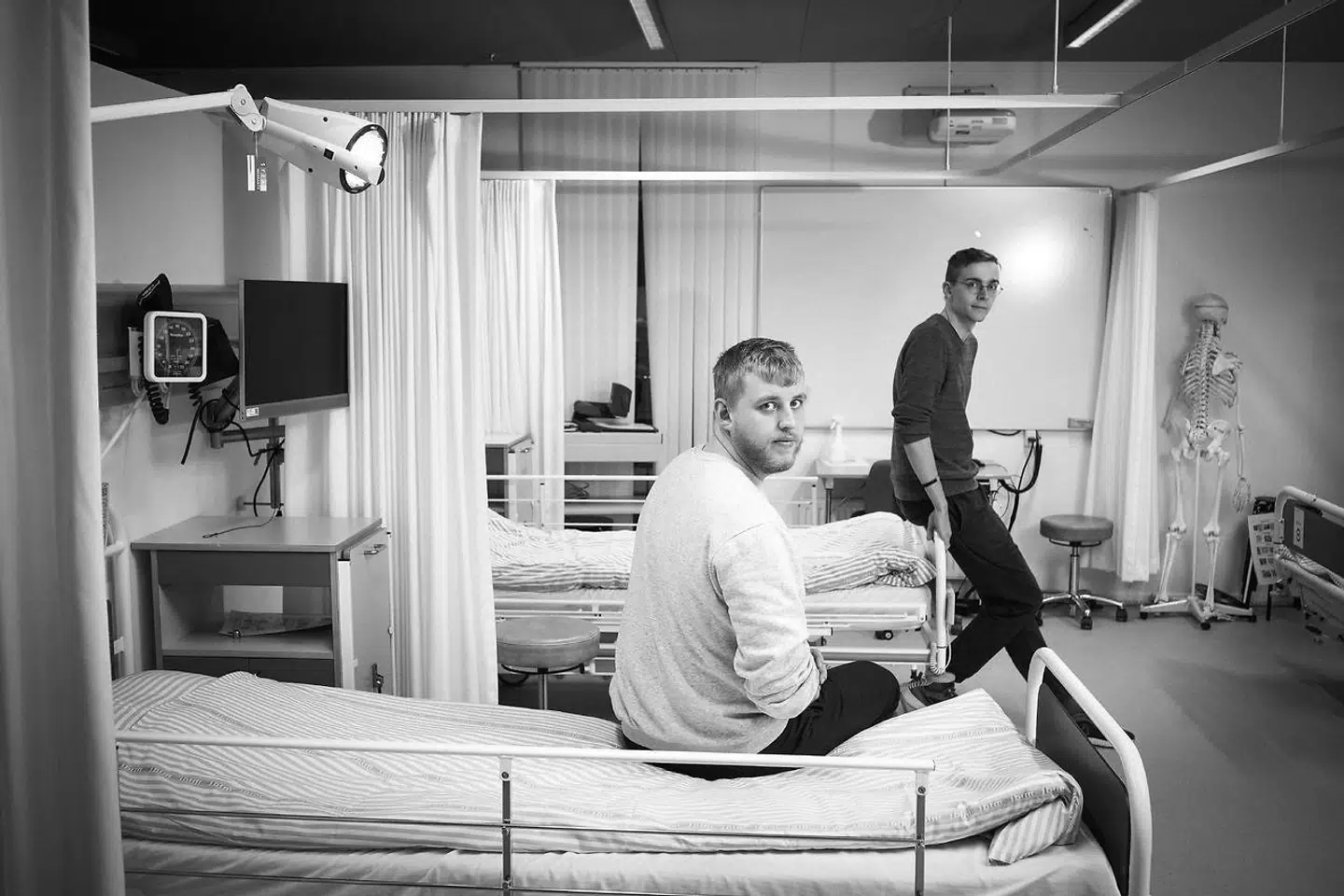 Man(d) kan godt blive pædagog eller sygeplejerske, selvom man har et Y-kromosom. Sygeplejerskestuderende fra VIA i Aarhus Sebastian Larsen (th) og Jacob Klostergaard Lindstrøm (tv).