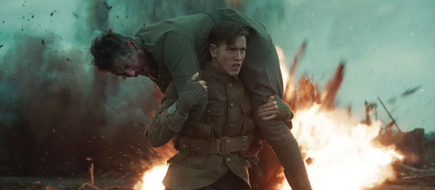 Harris Dickinson i en af de scener, hvor »The Kings’s Man« holder pause fra at være usjov komedie og kæk agentfilm for at forsøge sig som barsk krigsfilm. Pr-foto: Disney