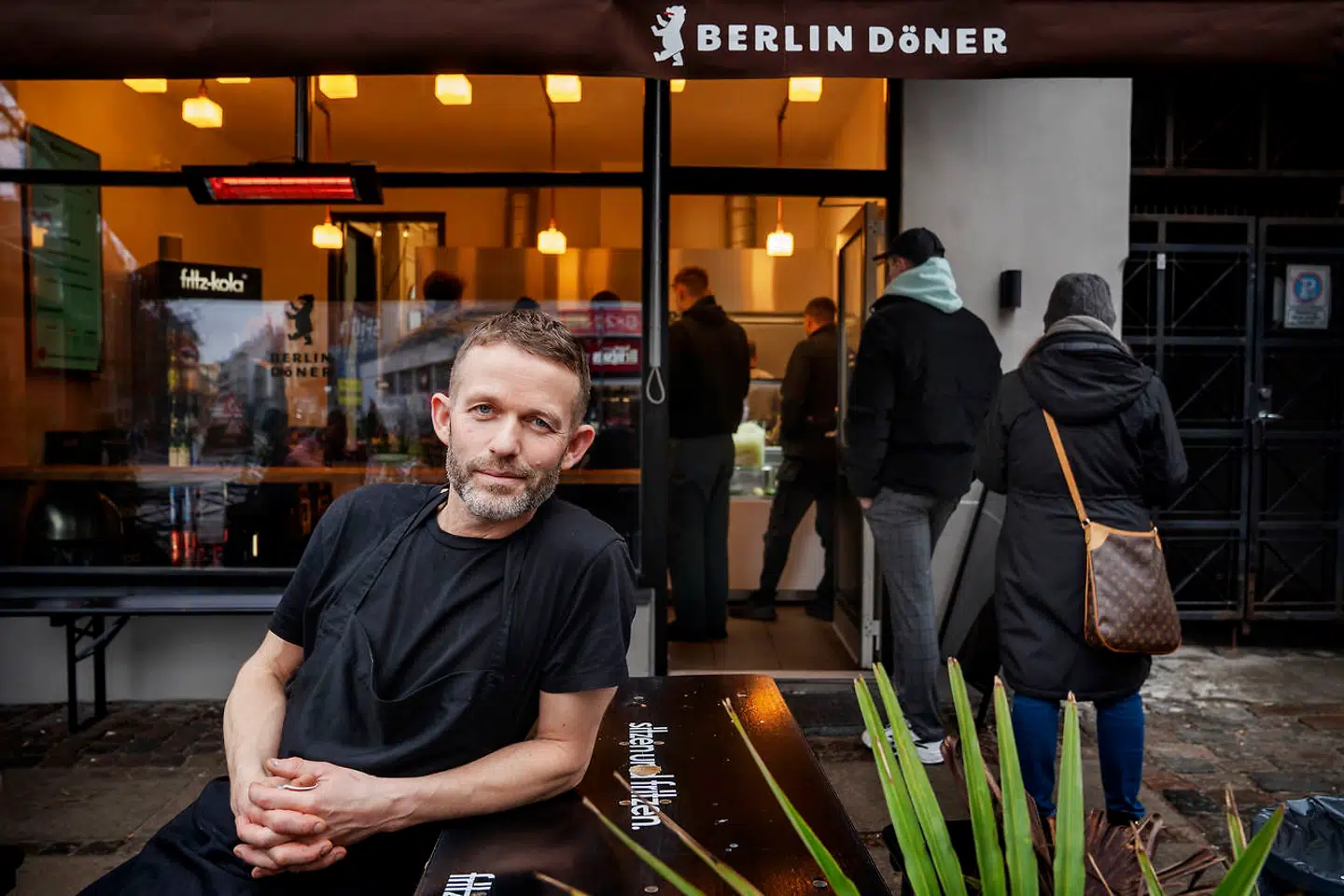 Christian Kloster er en ægte döner-aficionado. Før i tiden rejste han til Berlin på månedlig basis, men da corona satte en stopper for den fornøjelse, sagde han sit journalistjob op og åbnede Berlin Döner på Vesterbro.