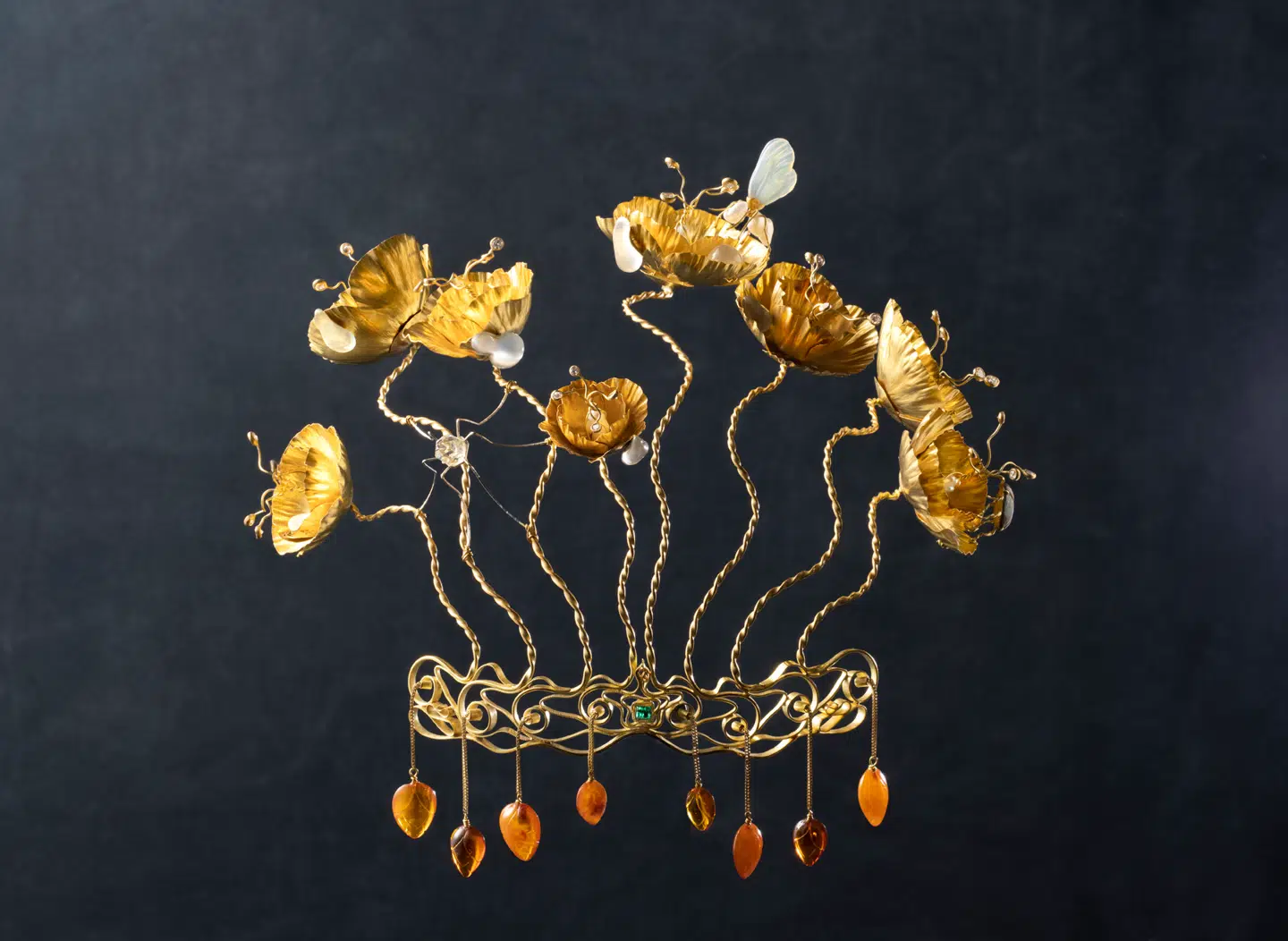 Arje Griegsts diadem er en poetisk kreation, der krones af otte valmuer med barokperler. Illustration fra Heidi Lauras bog »En Dronnings smykkeskrin.«. Foto: Jens Peter Engedal fra En Dronnings smykkeskrin.