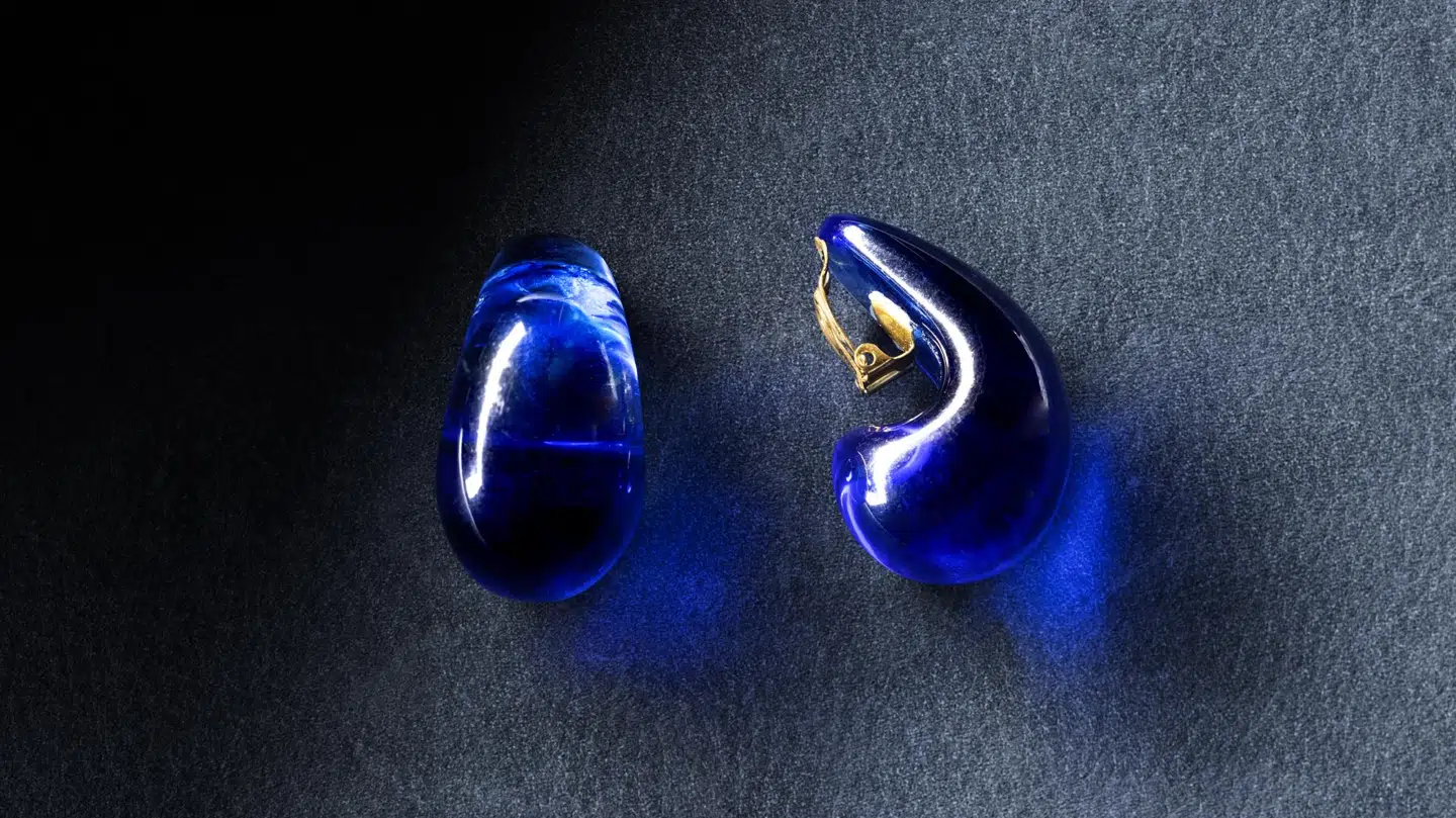 Dronning Margrethes blå øreringe. Købt i Matas i Gråsten. Pris ukendt. Illustration fra Heidi Lauras bog »En dronnings smykkeskrin.«. Foto: Jens Peter Engedal fra En Dronnings smykkeskrin.