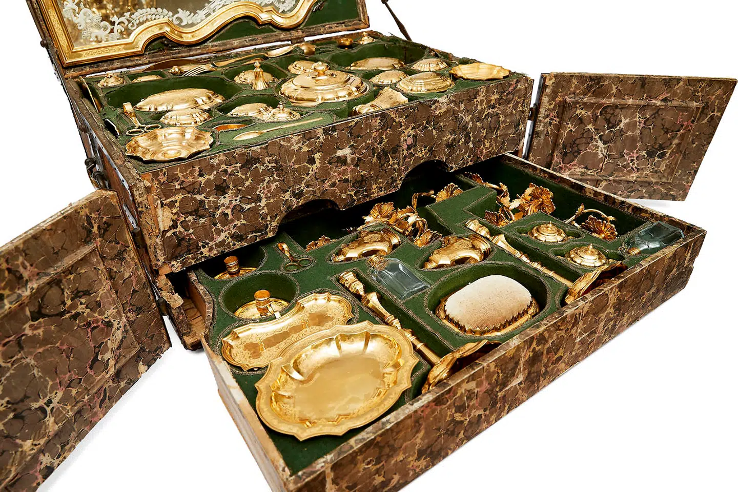 Dronningens guldtoilette fra 1730erne består af 46 dele og er lavet af 20 kg guld. Det var lige ved at blive omsmeltet under statsbankerotten i 1813. Illustration fra Elisabeth von Buchwalds bog »Dronningens private skatte.«