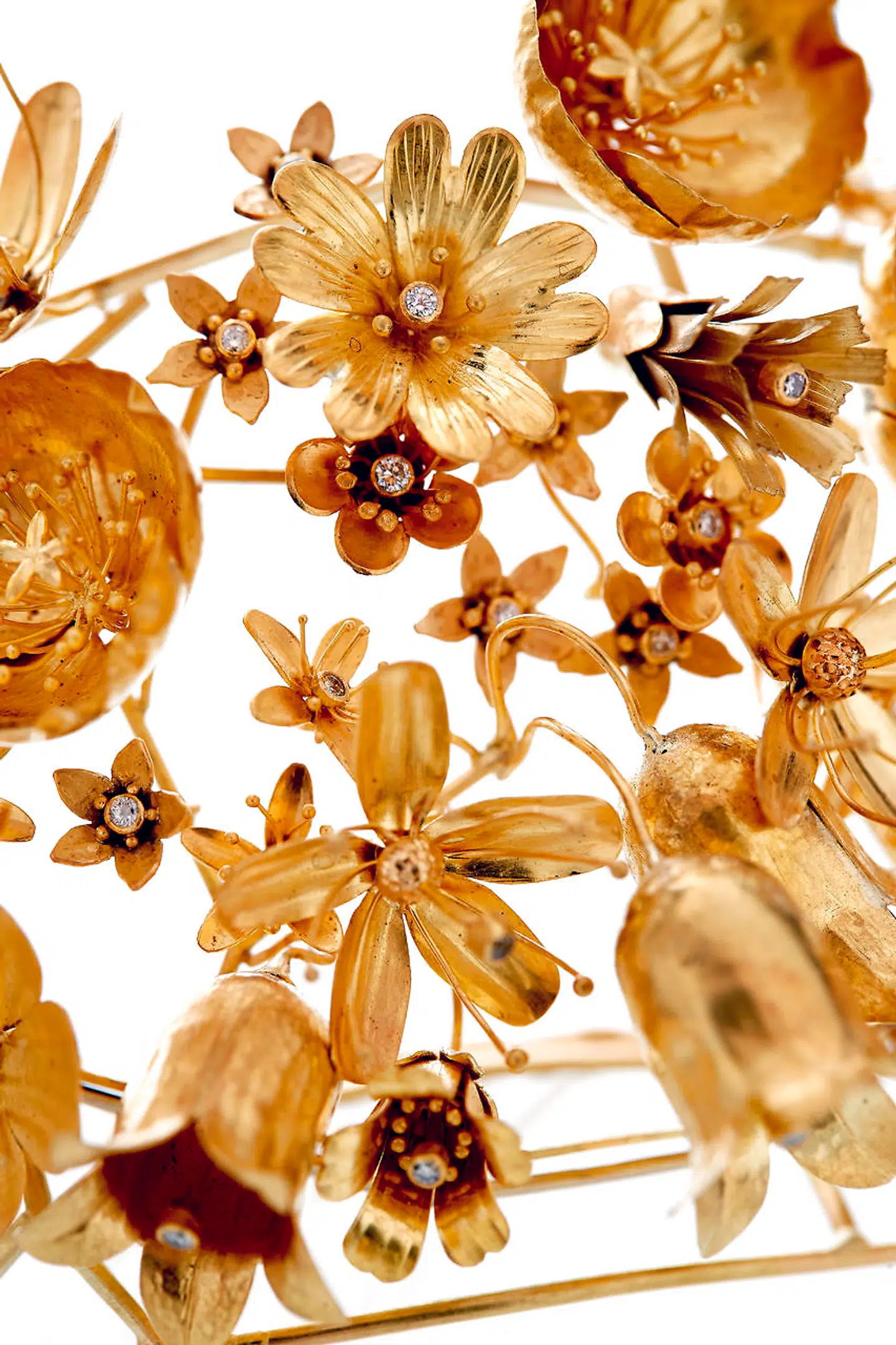 En detalje fra Dronningens diadem fra Grønland, Naasut-diademet. Illustration fra Heidi Lauras bog »En Dronnings smykkeskrin.« Diademet er lavet af guldsmed Nicolai Appel og er af grønlandsk guld.