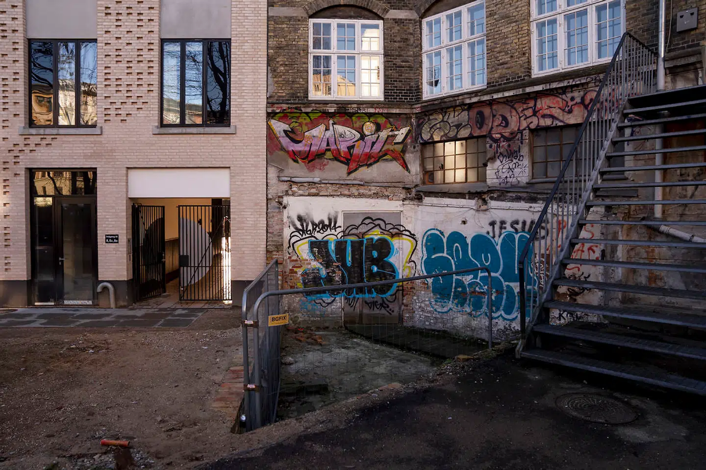 Kontrasten mellem det nye byggeri, Toves Gaard, og Rytmisk Center er til få øje på. Med forslaget får bygningen til højre lidt af et løft.