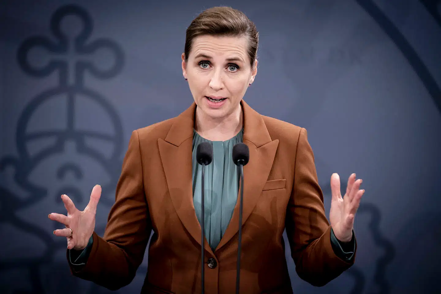 »Og så er vi selvfølgelig et sted og i en situation, hvor vi skal genoverveje ikke alene de nuværende restriktioner, som der ikke er mange af tilbage, men hvordan vi håndterer situationen i det hele taget. Det er i hvert fald det, som vi gør i regeringen lige nu,« siger Mette Frederiksen (arkivfoto).