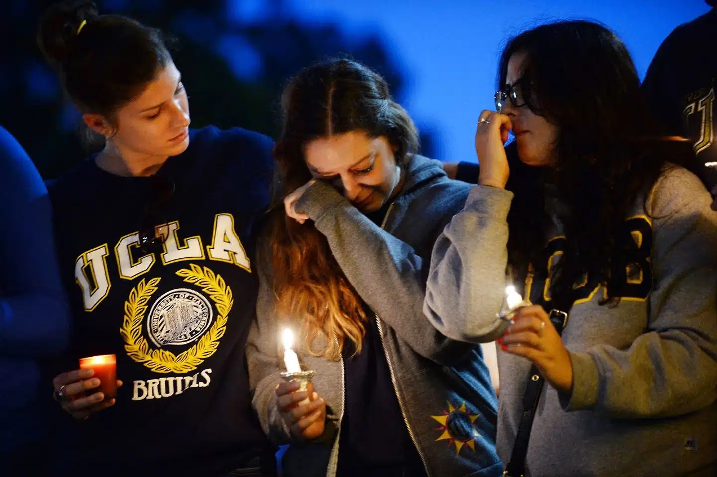 I 2014 dræbte Elliot Rodger seks mennesker ved en skolemassakre i Isla Vista på UCLA campus i Los Angeles, Californien. Det var det første massedrab tilskrevet en selvudråbt »incel«. Her ses grædende kvinder ved en mindehøjtidelighed for skyderiet. En 27-årige nordjyde tiltalt for at planlægge et skoleskyderi har også være aktiv i såkaldte incelfora, skriver DR.