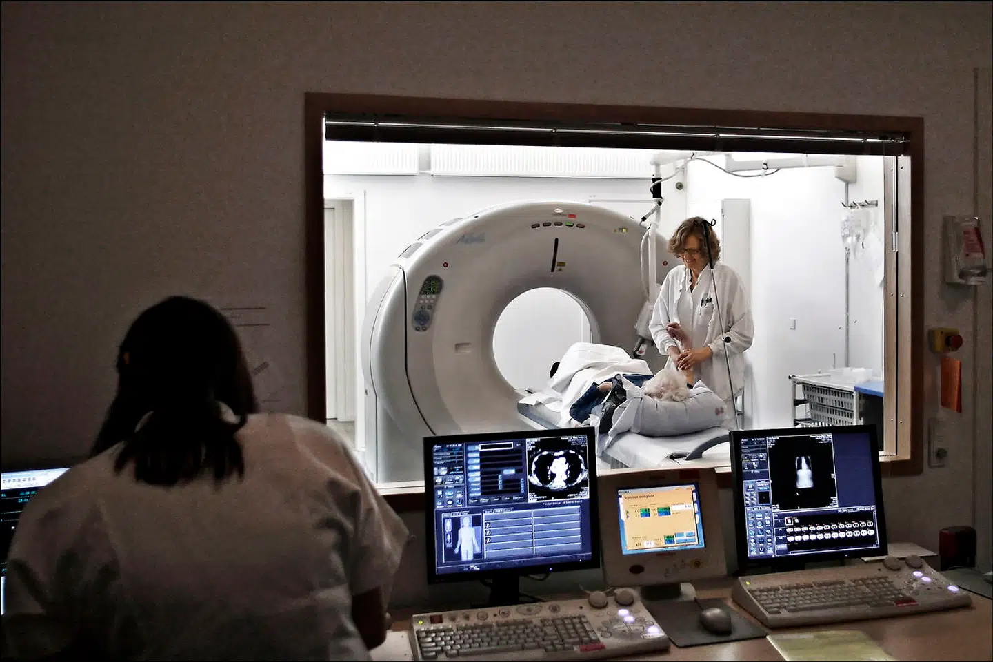 Regeringen har bebudet, at der skal oprettes 20 nærhospitaler. Ifølge et tidligere oplæg fra Sundhedsstyrelsen kan de blandt andet komme til at tage sig af patienter, der har behov for »ukompliceret diagnostik« og for eksempel skal have taget et røntgenbillede, en blodprøve, et EKG (ekkokardiografi), en ultralydsundersøgelse eller en CT-skanning.