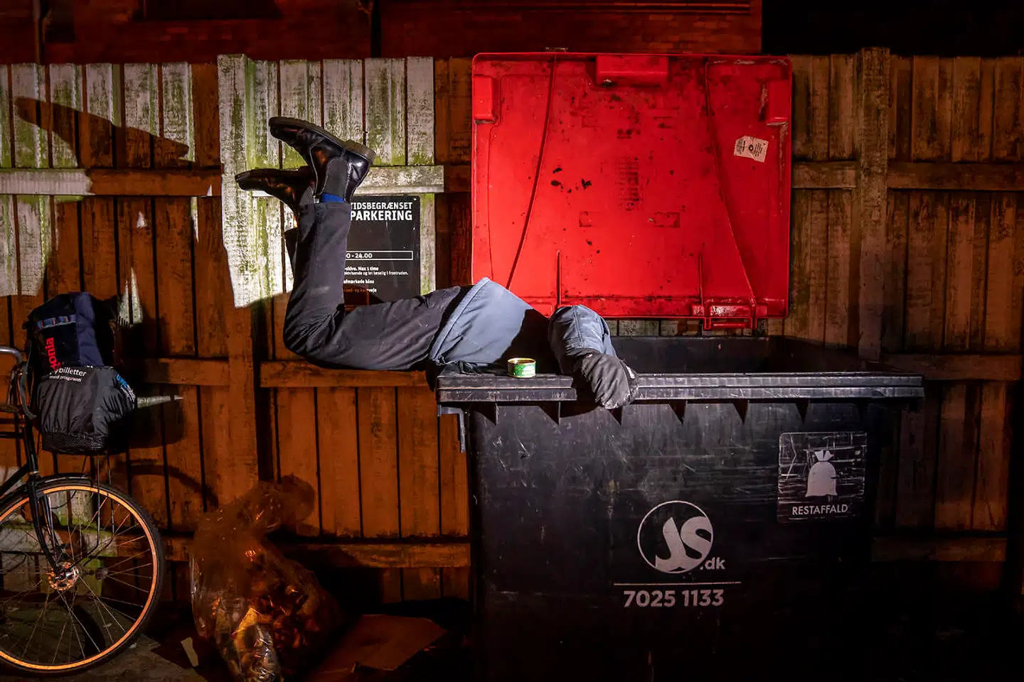 Danske supermarkeder siger, at de arbejder for at reducere madspild. Aktivist og klimaekspert Matt Homewood står på hovedet i deres skraldecontainere for at kontrollere, at de gør, hvad de siger. Her hos Netto på Frederiksberg.