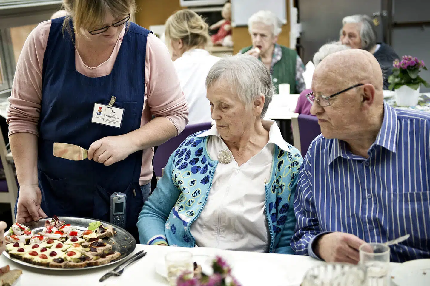 Frem mod 2030 vil komme yderligere 160.000 flere borgere over 80 år i Danmark. Ifølge Fagforbundet FOA er hver tredje social- og sundhedsansat i dag fyldt 55 år og har derfor snart mulighed for at trække sig tilbage fra arbejdsmarkedet. Der er derfor behov for at tiltrække flere end 42.000 ansatte inden for SOSU-området for at holde trit med udviklingen.