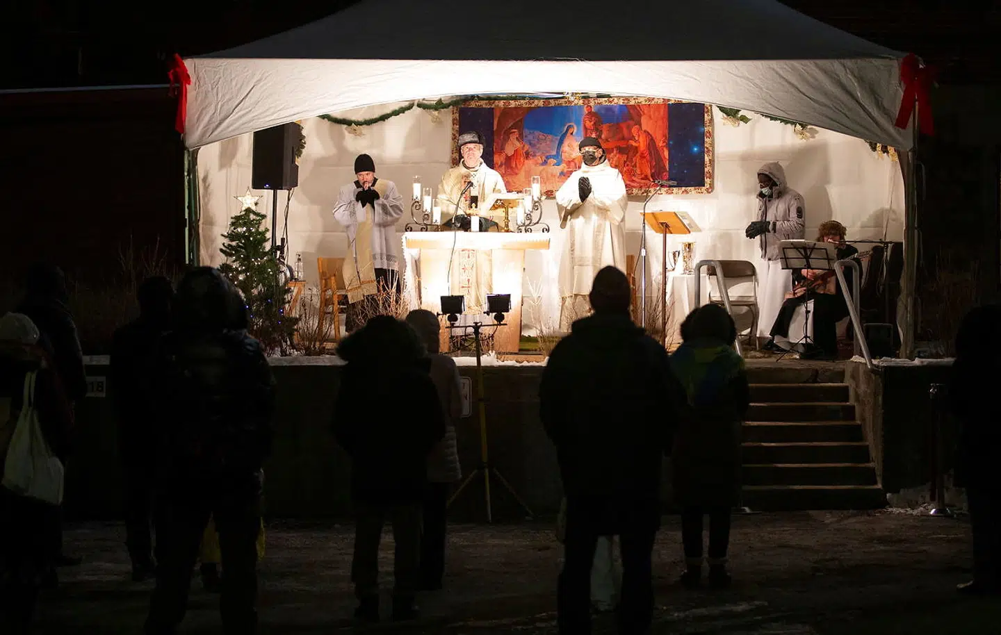 Julegudstjeneste i Montreal, Quebec i Canada, 24. december. Grundet covid-19-restriktioner må kun 250 mennesker mødes i kirkerne, så sent tilkomne og uvaccinerede måtte deltage ude på parkeringspladsen foran katedralen.