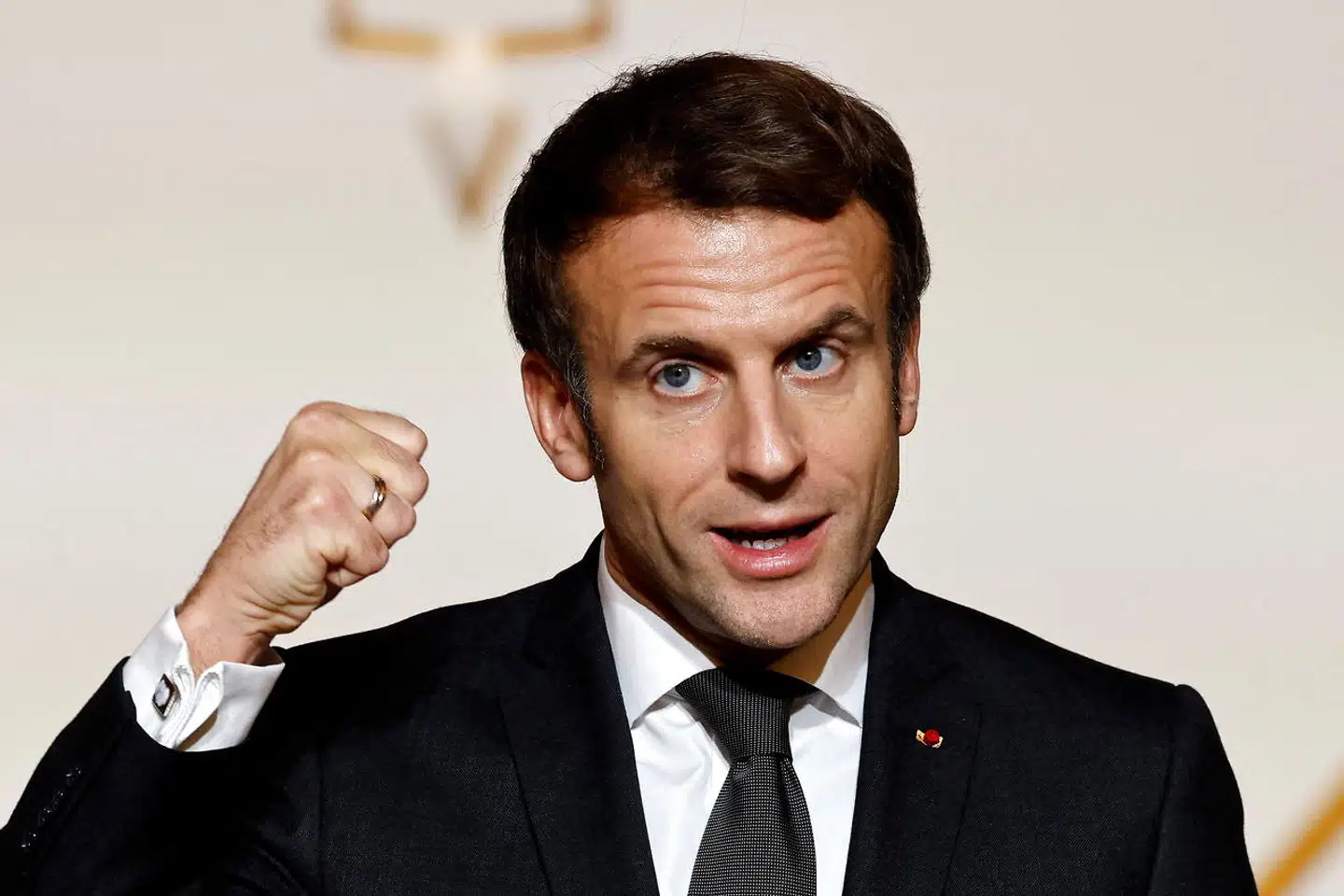 »At være borger er at have rettigheder og pligter, men pligter kommer først,« har den franske præsident Emmanuel Macron sagt. Han mener, at livet skal gøres så surt for de uvaccinerede, at de sidste vrangvillige lader sig presse til at tage stikket.