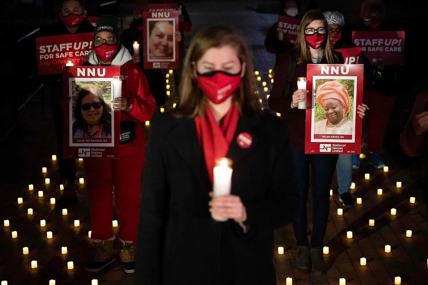 Aktivister samlet i Washington, D.C., USA, for at mindes sygeplejersker, som er døde af covid-19 under pandemien.