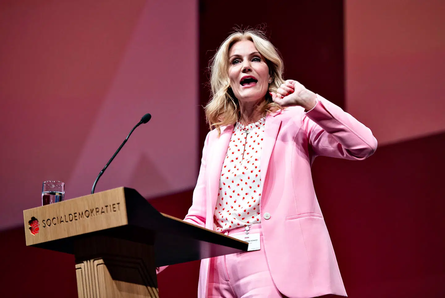 »Billedet af de 30 kvinder vil som et modsvar til Vedel-maleriet være på kant med sandheden, for det vil give det umiddelbare indtryk, at kvinder dominerer i dansk politik og endda i magtens top,« skriver Kathrine Lilleør. På billedet ses tidligere statsminister Helle Thorning-Schmidt (S).