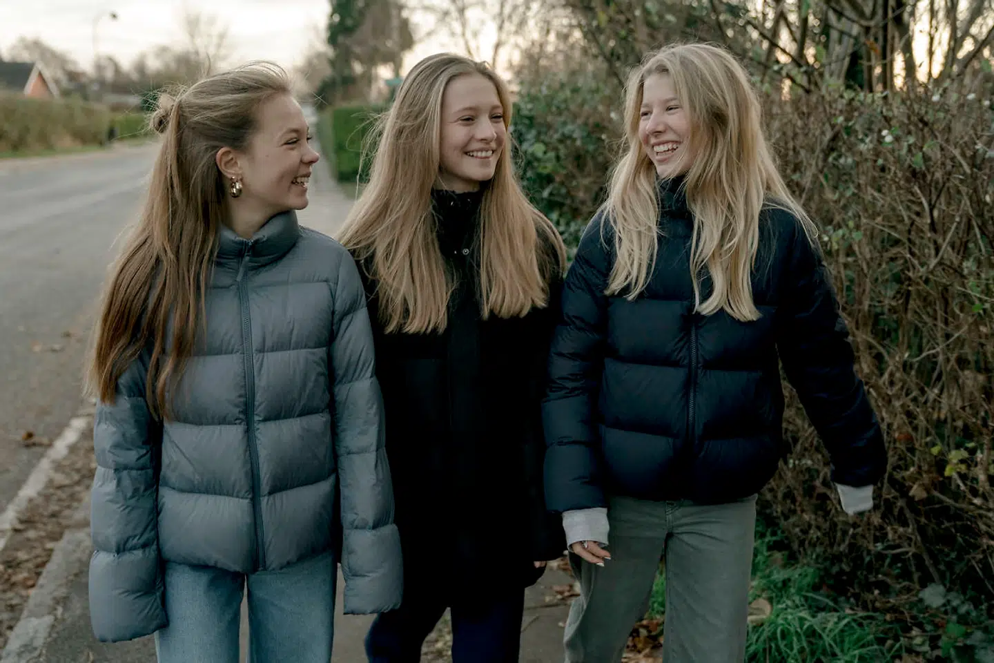 De tre veninder Frederikke, Ella og Kaisa fortæller om deres venindegruppe på godt og ondt. Og de er ikke i tvivl: Piger er lede ved hinanden, og det kan være svært at »slå op,« hvis man gerne vil forblive inde i varmen. Fra venstre: Ella, Kaisa, Frederikke.