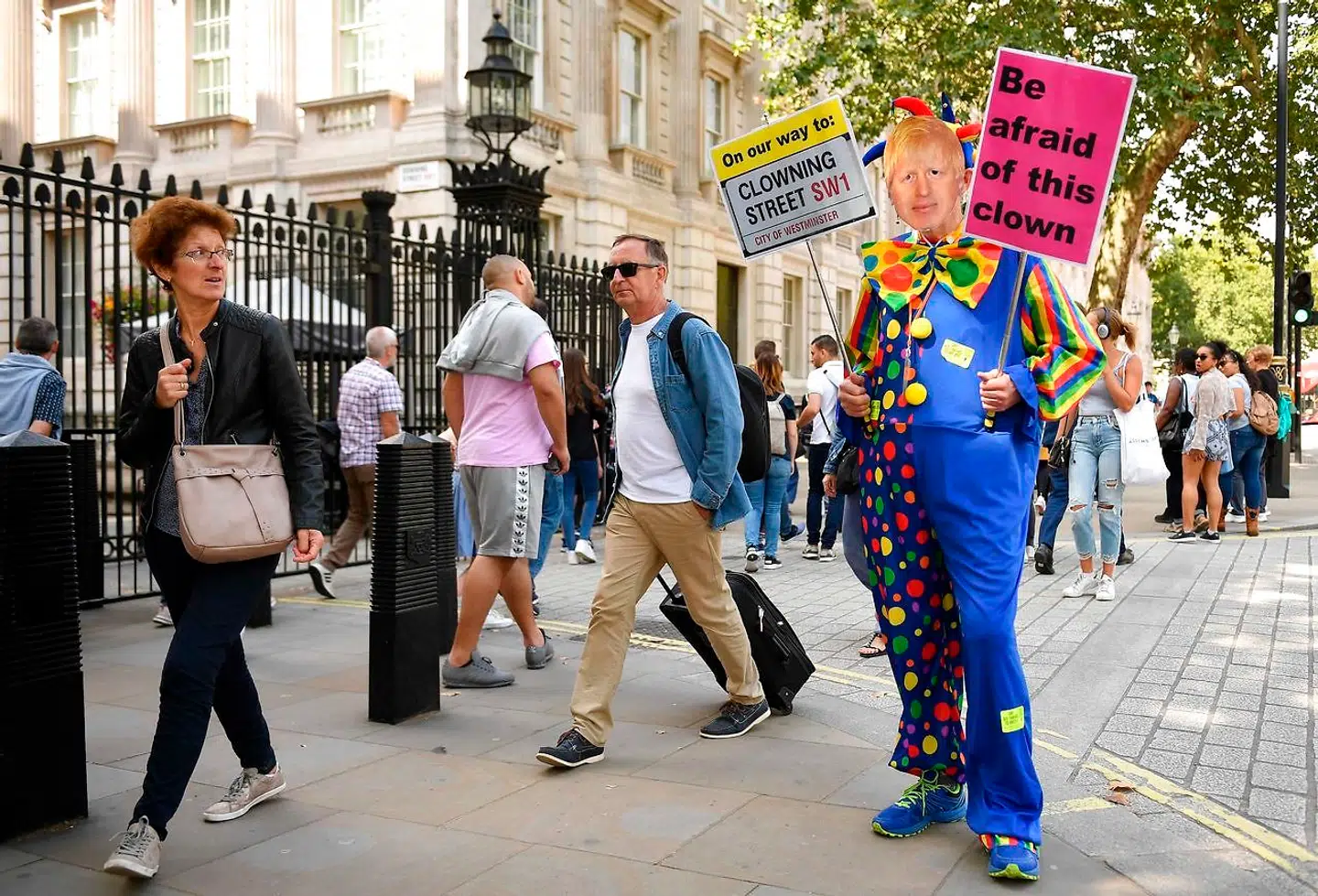 Boris Johnsons kritikere ser ham som en klovn og skoleeksemplet på en populistisk, postfaktuel politiker. I hvert fald er han ikke bange for at være til grin. Og alt tyder på, at han bruger klovnerier helt bevidst.