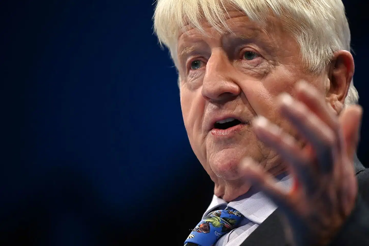 Stanley Johnson er 81 år men still going strong. Under pandemien har premierministerens far blandt andet gjort sig bemærket ved at snyde sig foran i vaccinekøen. Han er også anklaget for flere tilfælde af sexchikane, senest ved en konservativ partikongres i 2019.