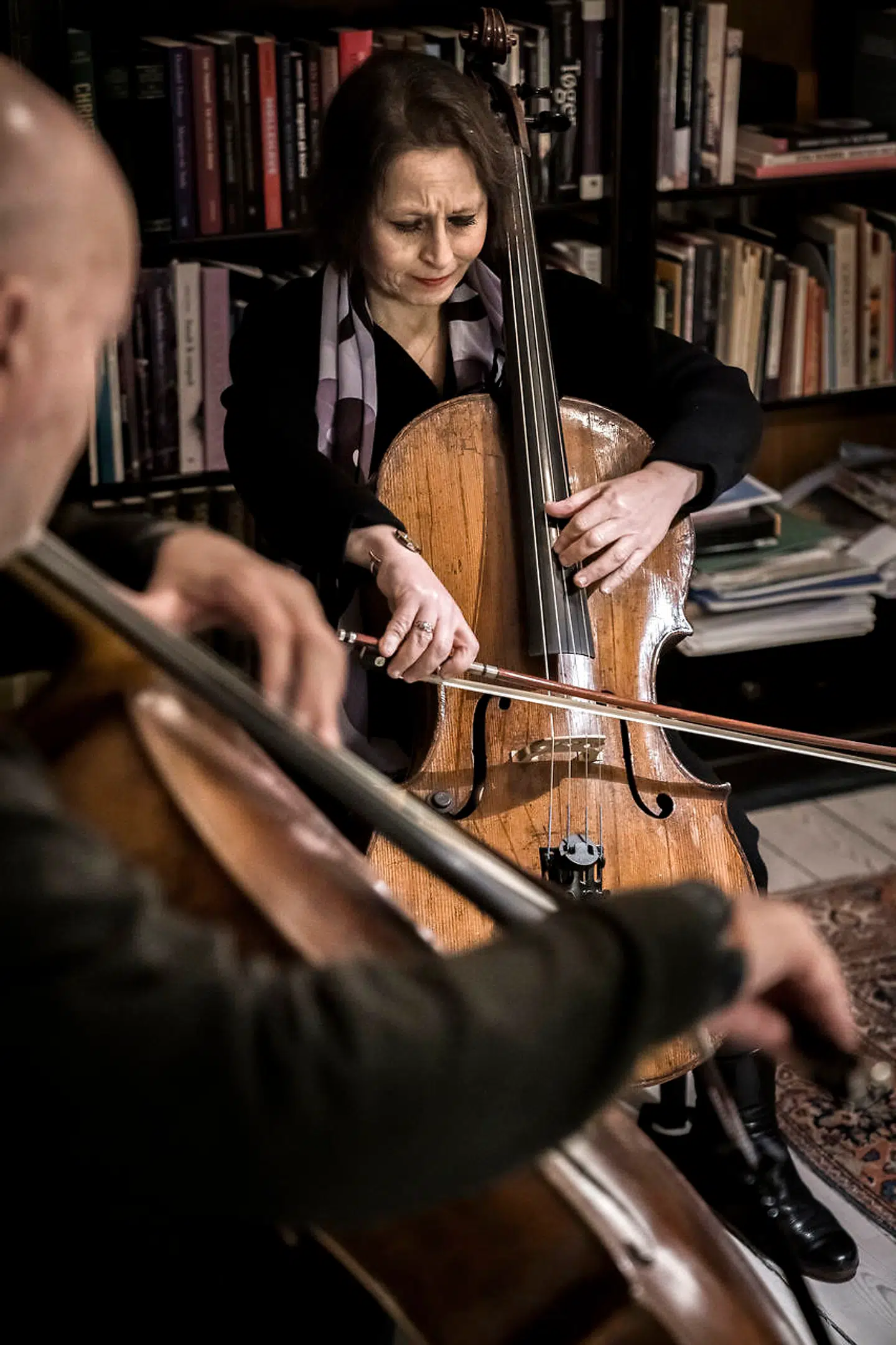 Dina Gelfer-Jørgensen har en ambition om at øve sig på sin cello halvanden time dagligt, hvilket hun ofte ikke når, for hun har et fuldtidsjob at passe. Her er hun til undervisning hos sin musiklærer, solocellist og professor Niels Ullner.