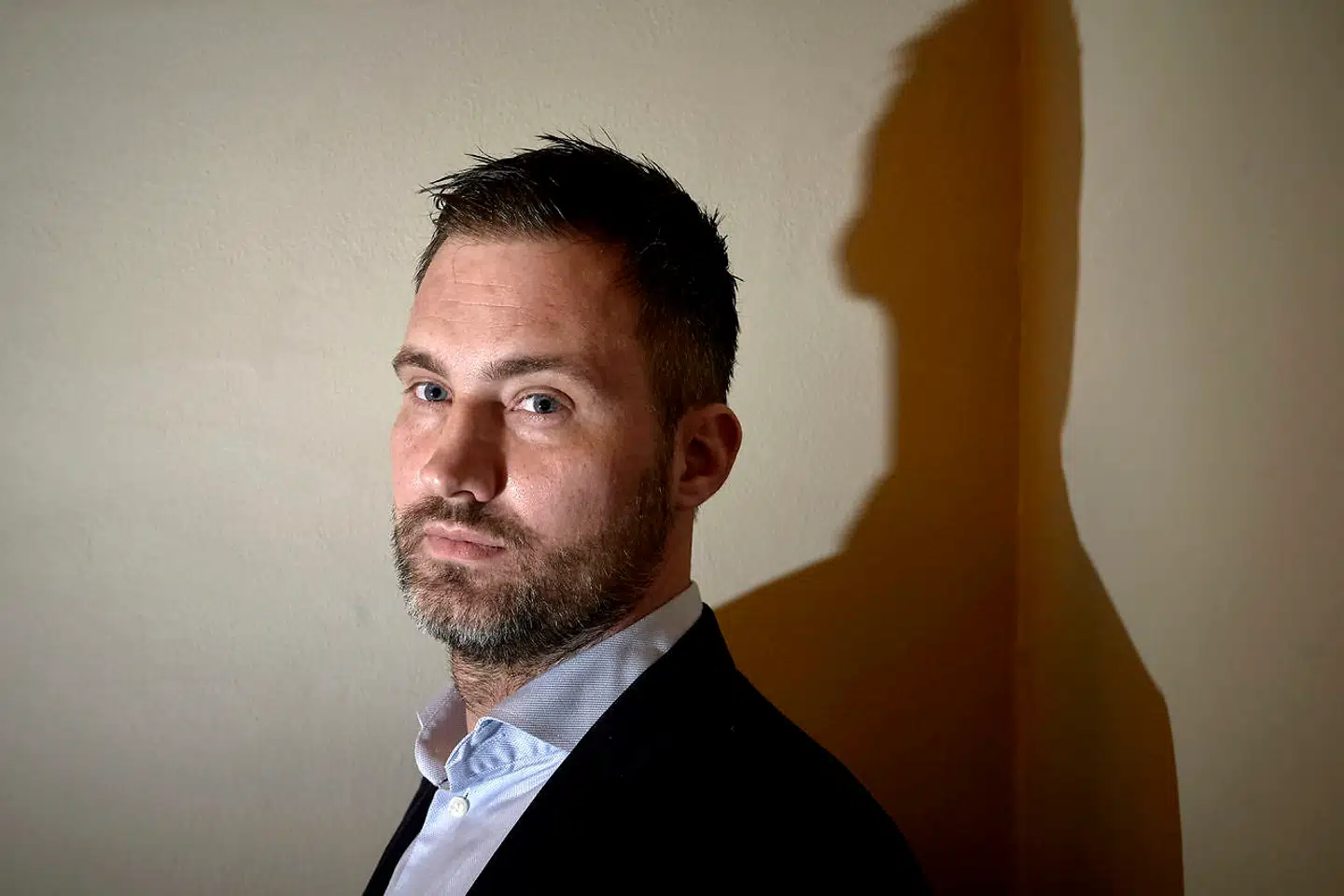 Troels Schierning Valeur begriber ikke, at det ikke kræver NemID-godkendelse fra den eksisterede ejer at overtage en virksomhed. Eller at de folk, som uretmæssigt overtog hans spiritusvirksomhed i december, havde frit spil i flere dage, fordi Erhvervsstyrelsen var gået på weekend.