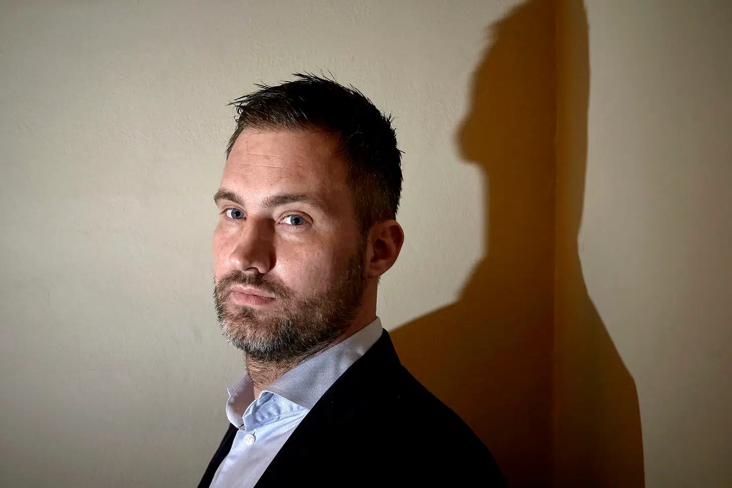 Troels Schierning Valeur begriber ikke, at det ikke kræver NemID-godkendelse fra den eksisterede ejer at overtage en virksomhed. Eller at de folk, som uretmæssigt overtog hans spiritusvirksomhed i december, havde frit spil i flere dage, fordi Erhvervsstyrelsen var gået på weekend.