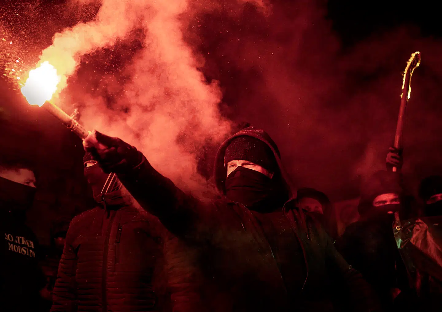 Men In Blacks demonstrationer er kendetegnet ved kampråb som »Frihed for Danmark, vi har fået nok«. Selvom modstanderne kun udgør en minoritet af befolkningen, vokser den generelle pandemitræthed, og det har konsekvenser.