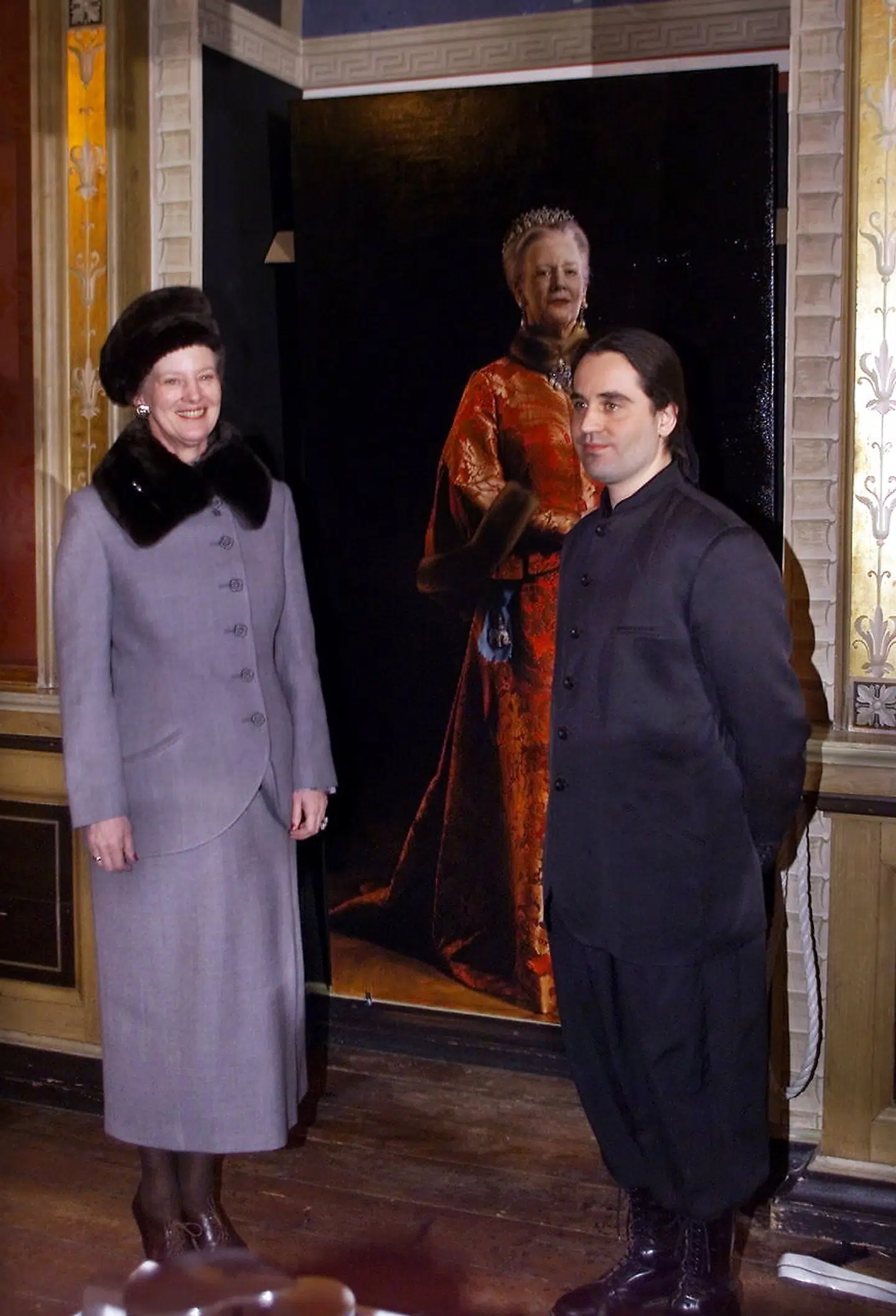 Dronning Margrethe og maleren Thomas Kluge foran Kluges nye portræt af dronning Margrethe som blev afsløret på Herlufsholm Kostskole i forbindelse med markeringen af Herluf Trolles 484 års fødselsdag fredag 14. januar 2000.