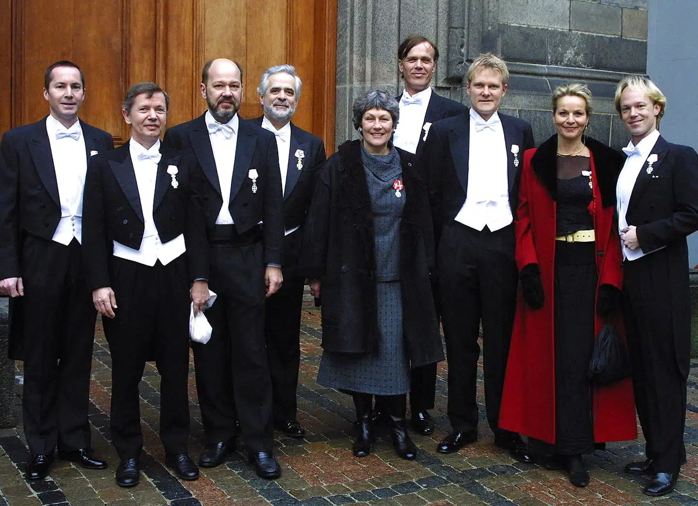 Flere personligheder fra Det Kongelige Teater takkede 12. januar 2004 Dronningen for ridderkors og fortjenstmedalje. Blandt andre daværende operachef Kasper Bech Holten (nummer tre fra højre.)