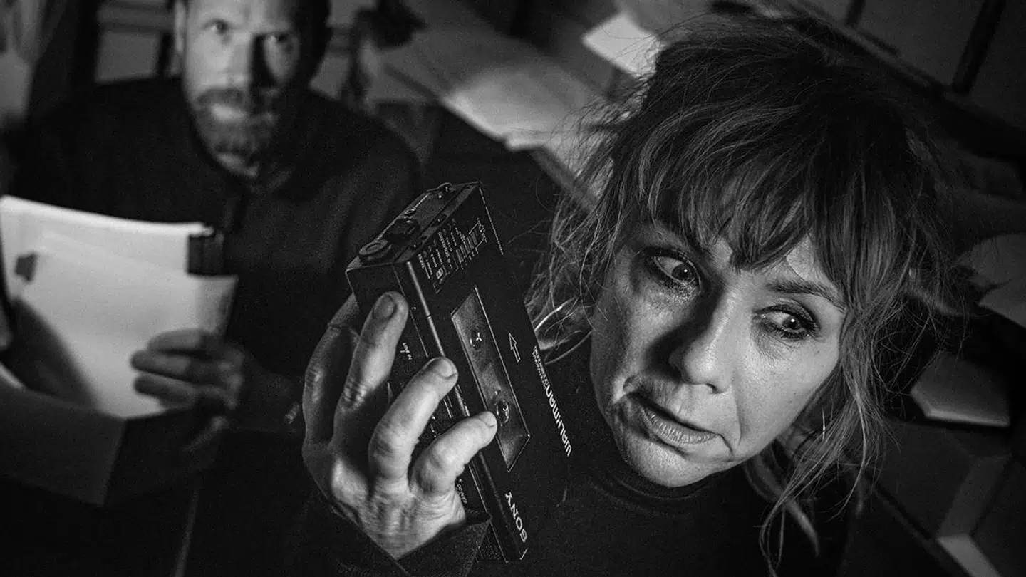 Præmissen for Line Knutzons og hendes medskribent, journalist David Pepe Birchs, fremragende lyttedrama »Søborggruppen«, er umiddelbart langt ude, men samtidig også genial. For er der ikke noget om det? Er psykologerne ikke blevet den nye klasse af uimodsagte sandsigersker og dommere over rigtigt og forkert, over sandt og falsk? PR-foto: Daniel Bødker Sørensen/Betty Nansen Teatret.