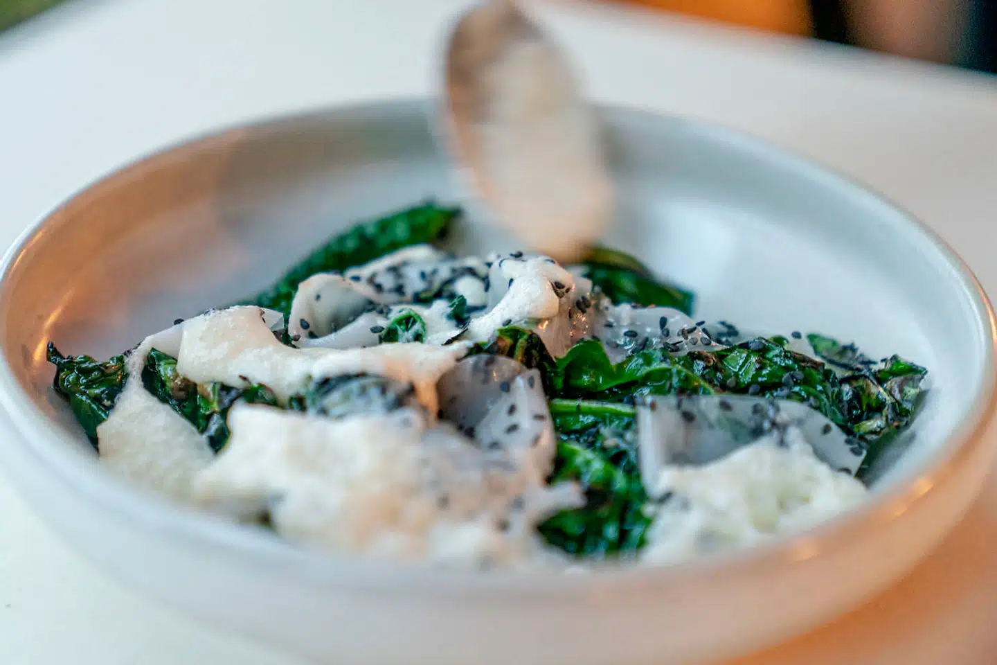 Palmekål med lardo og muslingefumé.
