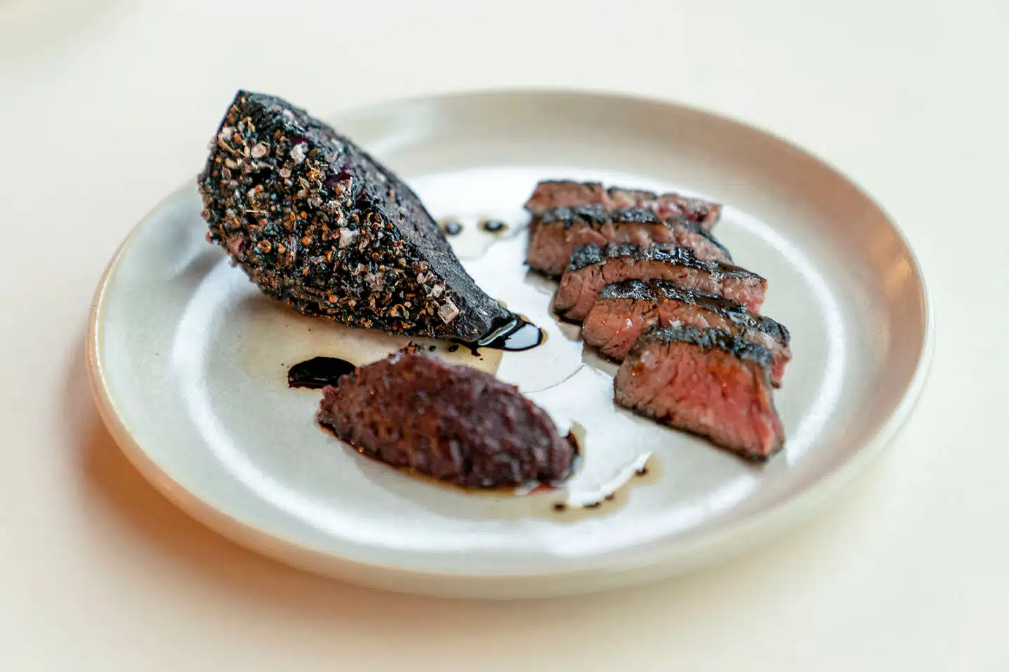 Bavette med rødkål, fivespice og radicchio.