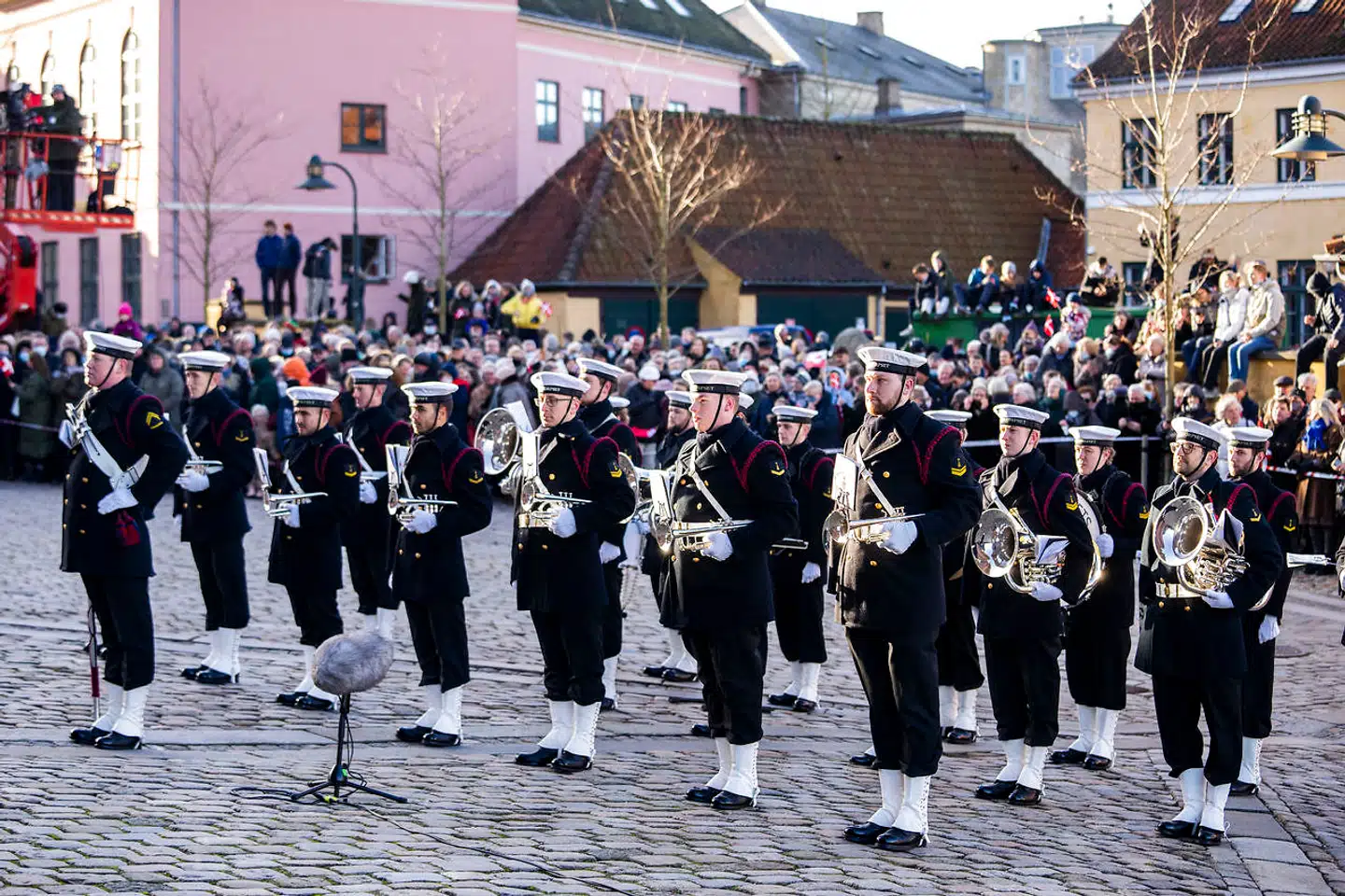 Arkivfoto: Dronning Margrethe, kronprins Frederik, kronprinsesse Mary, prins Joachim, prinsesse Marie samt prinsesse Benedikte ankommer til kranselægning ved Frederik IXs grav ved Roskilde Domkirke fredag den 14. januar 2022.