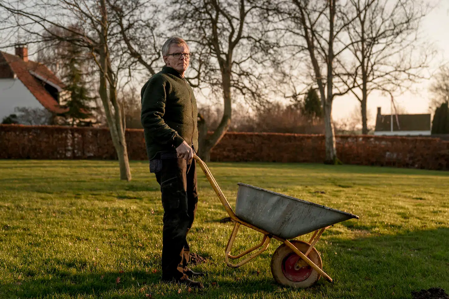 Kresten Rasmussen bor tæt på den nu lukkede Laugø Station. Han synes ikke, at det er rimeligt, at landsbyboerne nu står uden offentlig transport i nærheden.