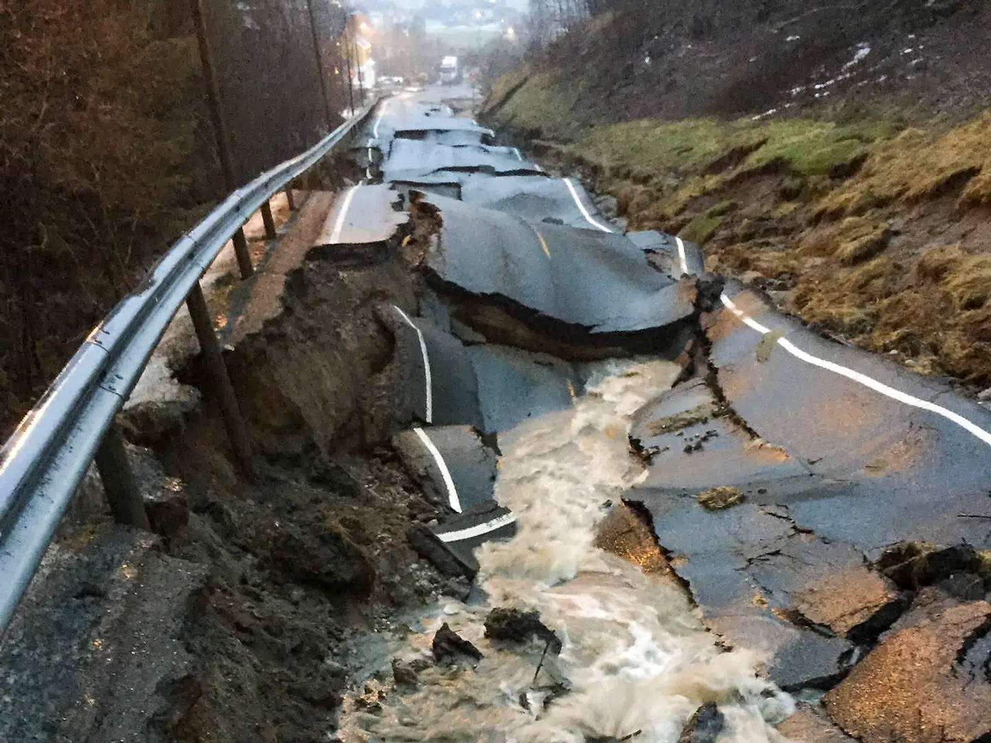 Vinjeøra 20220113. E39 ved Vinjeøra i Trøndelag er stengt på grunn av skader som en følge av ekstremværet "Gyda" Foto: Svein Stavås / NTB