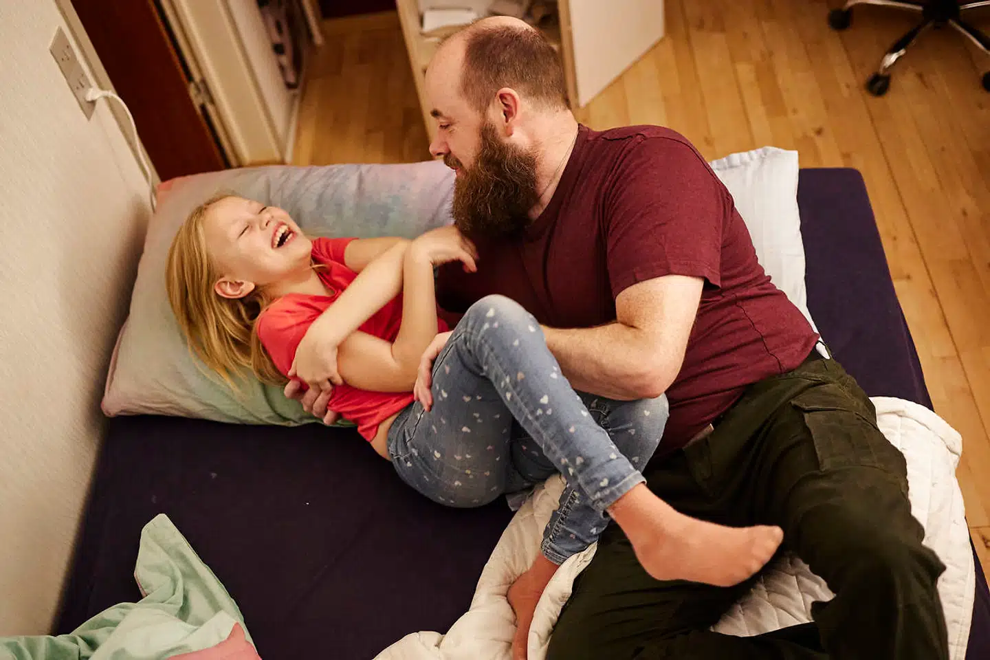 Der er ikke mange af niårige Oonas veninder, som har en smartphone. Oona selv har netop fået abonnement på sin smartphone. Hendes far, Lindy Ardenscor, har fundet på en række tiltag, der sikrer, at hun ikke bruger sin telefon inden sengetid.