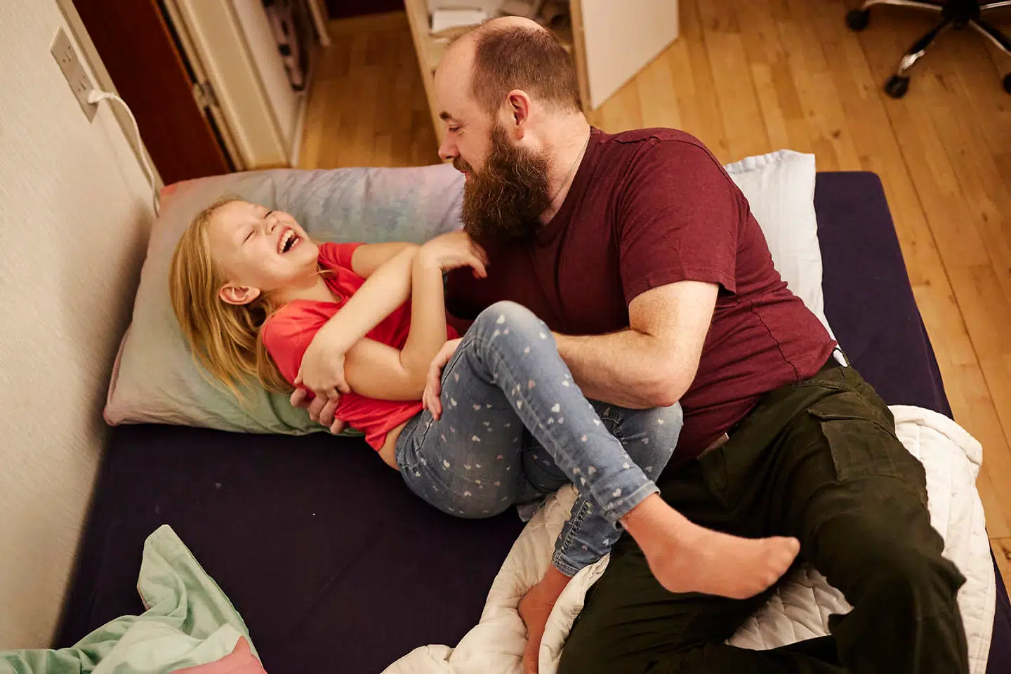 Der er ikke mange af niårige Oonas veninder, som har en smartphone. Oona selv har netop fået abonnement på sin smartphone. Hendes far, Lindy Ardenscor, har fundet på en række tiltag, der sikrer, at hun ikke bruger sin telefon inden sengetid.