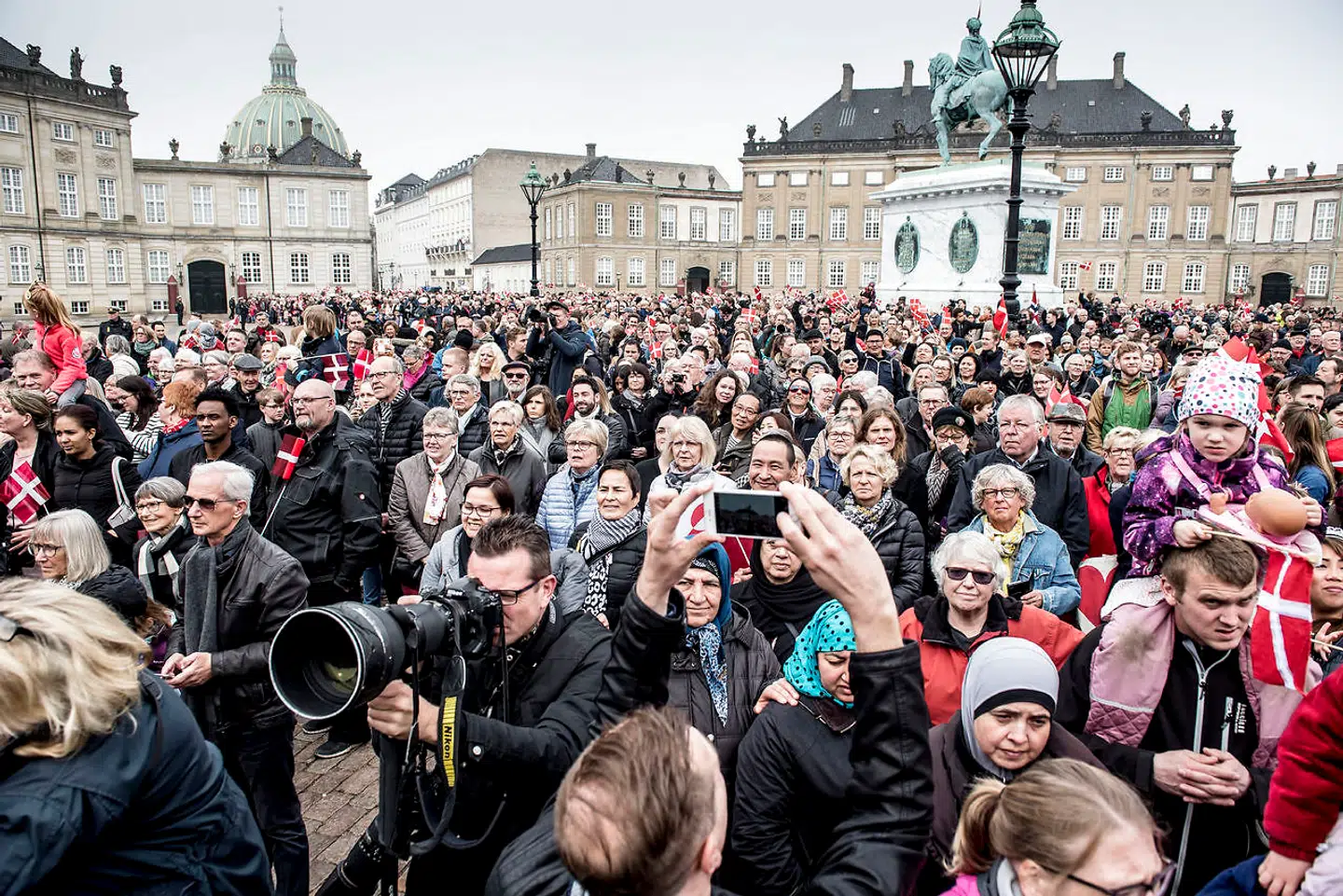 Mange danskere plejer at møde frem for at hylde dronning Margrethe på hendes fødselsdag. Dette foto er fra hendes 78-års fødselsdag på Amalienborg Slotsplads i København, mandag den 16. april 2018.