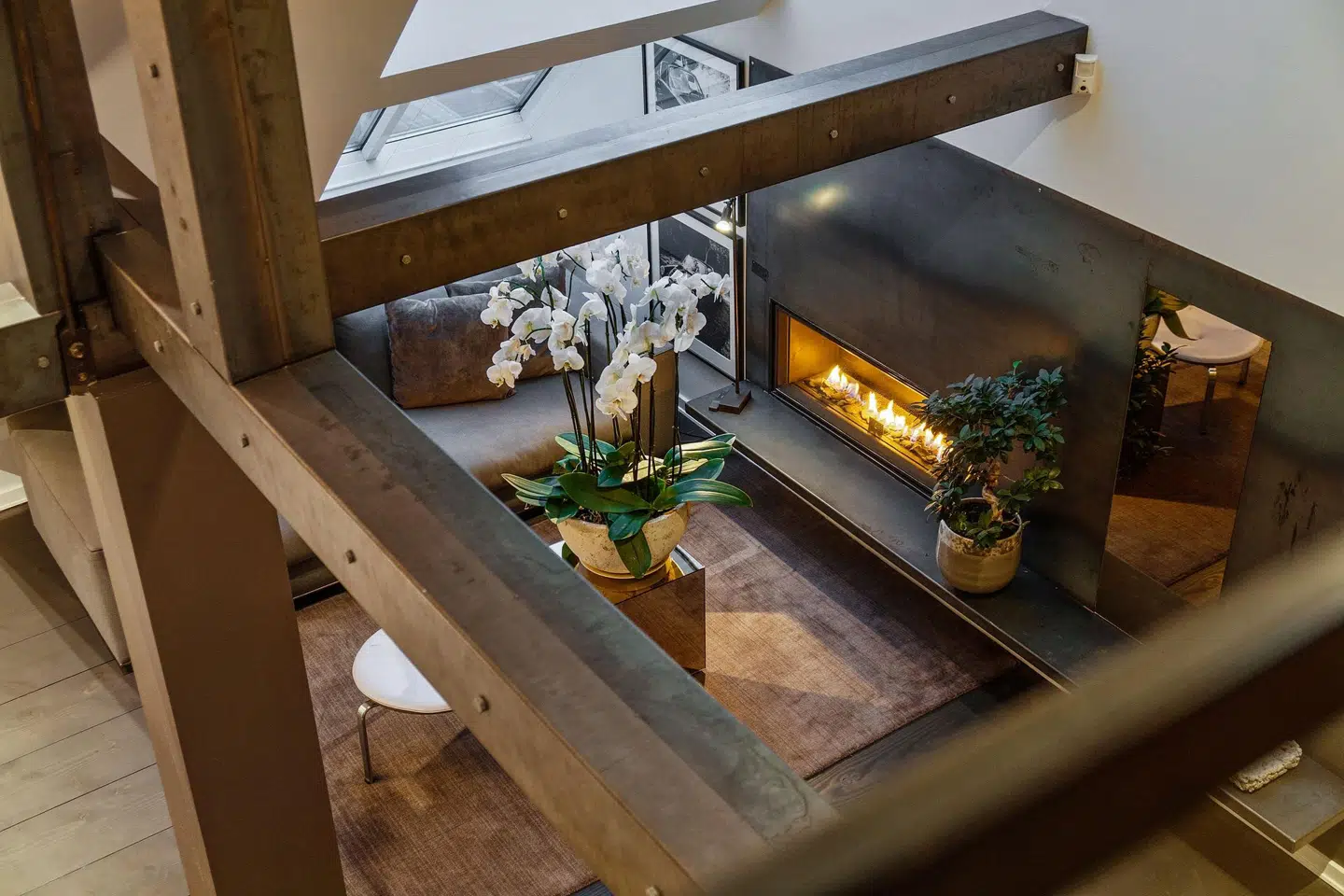 Penthouselejligheden i Silkegade 19 i det centrale København har blandt andet tre terrasser og flere stuer med pejs, skriver mægleren. Foto: Elbæks Ejendomsmægler