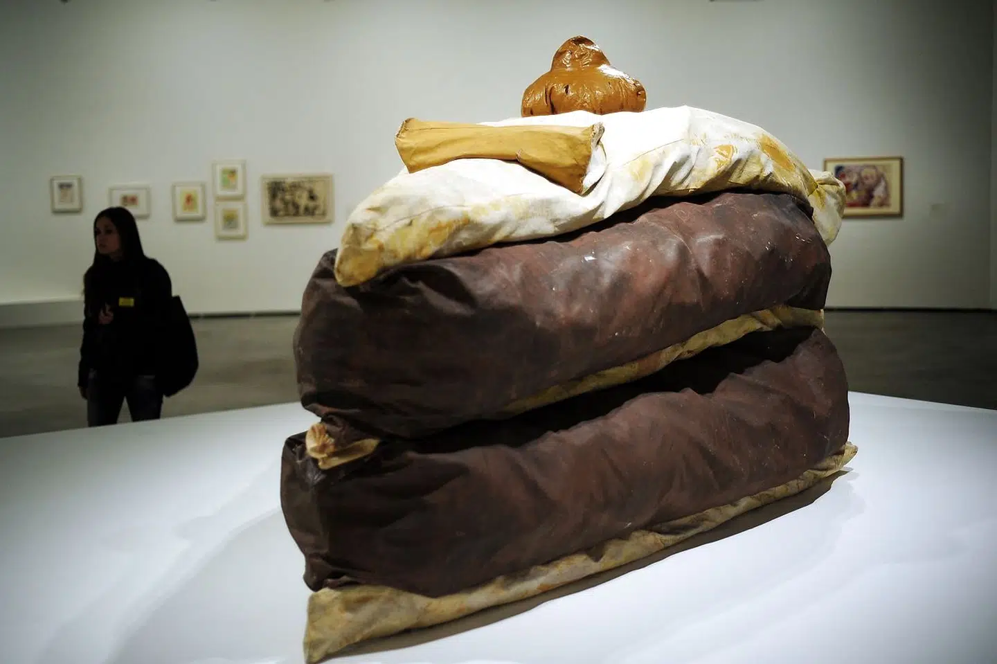 Den svensk-amerikanske kunstner Claes Oldenburg lavede i 60erne nogle meget omtalte store versioner af blandt andet mad. Her er det »Floor Cake« udstillet ved Guggenheimmuseet i Bilbao.