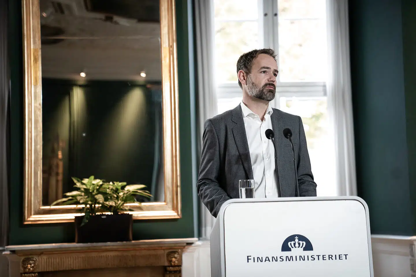 Medmindre man vil acceptere en væsentlig reduktion i kvaliteten af vores velfærd, er man nødt til at finde de hænder, der skal til, lyder advarslen fra KL-formand Jacob Bundsgaard (S).