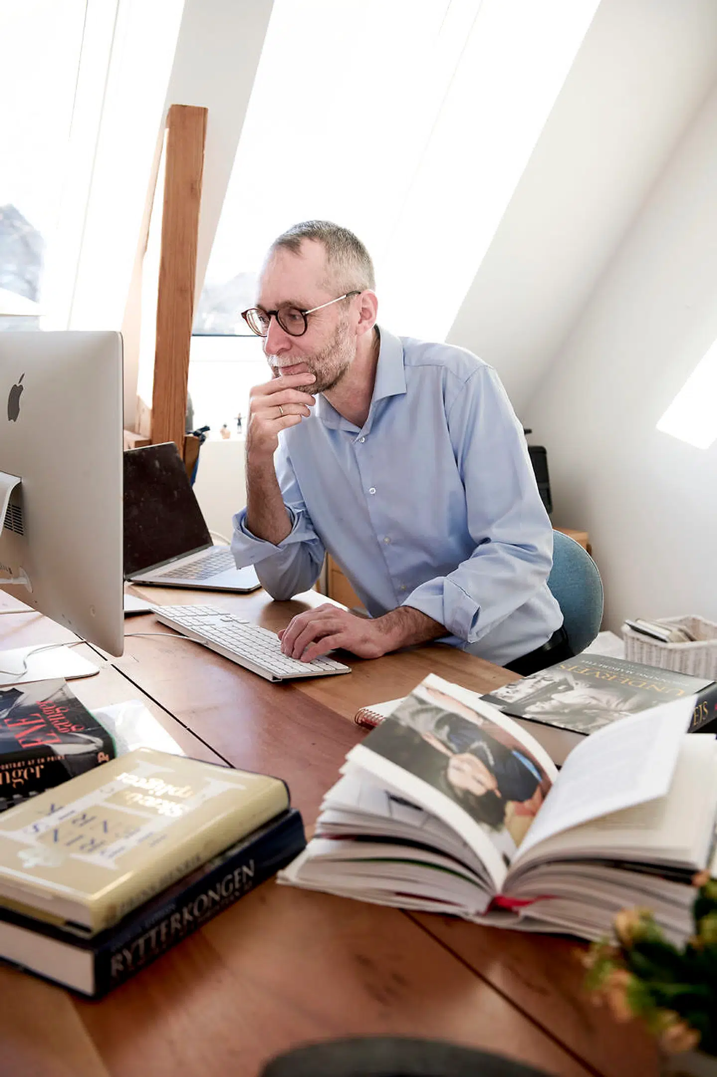 »Jeg er ikke i tvivl om at dronningen kunne have været professor i arkæologi i dag, hvis hun ikke havde haft en anden determineret skæbne. Hun ved virkelig, hvad hun taler, og slynger om sig med fagudtryk og arkæologiske referencer,« fortæller Tom Buk-Swienty om Dronning Margrethe.