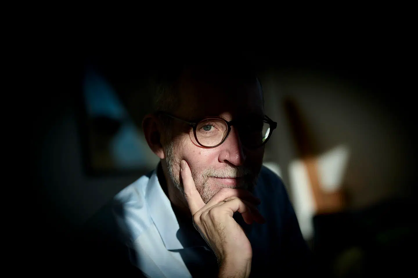 »Jeg håber dog ikke, at det er majestætsfornærmelse, men jeg havde faktisk Knausgård i tankerne, da jeg gik ind til projektet. Jeg spekulerede meget over, om man kunne lave noget, der havde den samme sansede oplevelse«, siger Tom Buk-Sweinty.