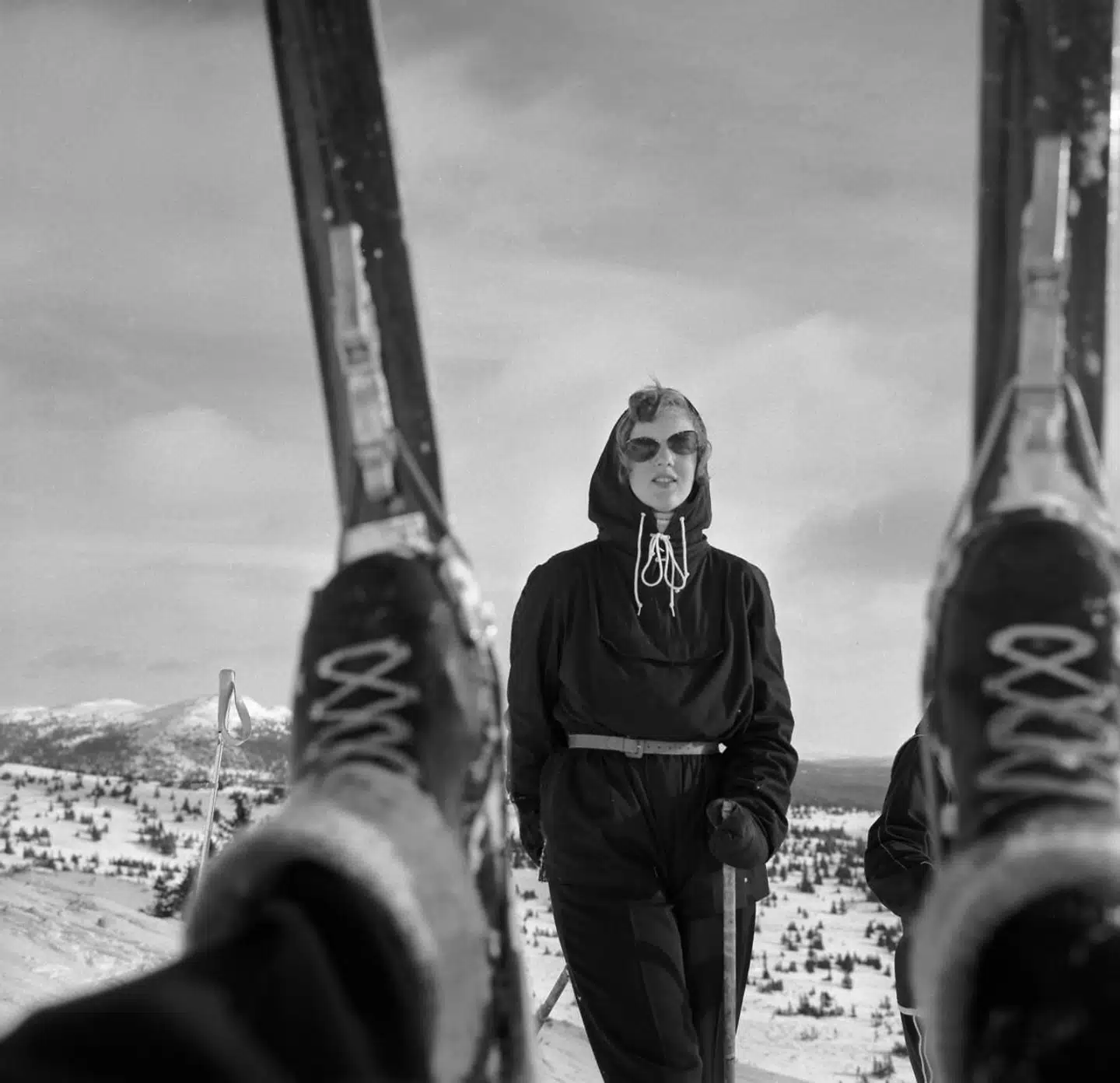 'Prinsesser - på munter skiferie i det norske højfjeld', skriver Berlingske Tidende søndag d. 16. februar 1958. Her ses dronning Margrethe.