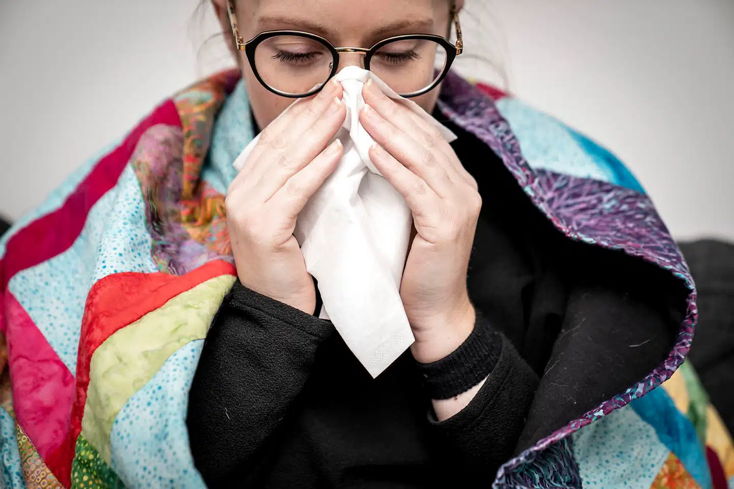 Den tørre hoste og tab af lugt- og smagssans synes nu afløst af klassiske forkølelsessymptomer som løbende næse og hovedpine – når vi taler om smitte med omikronvarianten.