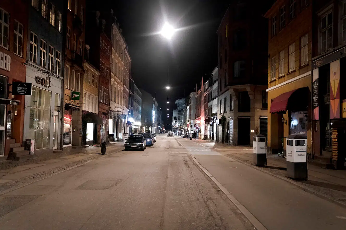 Barer og diskoteker i Gothersgade i København må sammen med resten af nattelivet vente med at åbne igen.