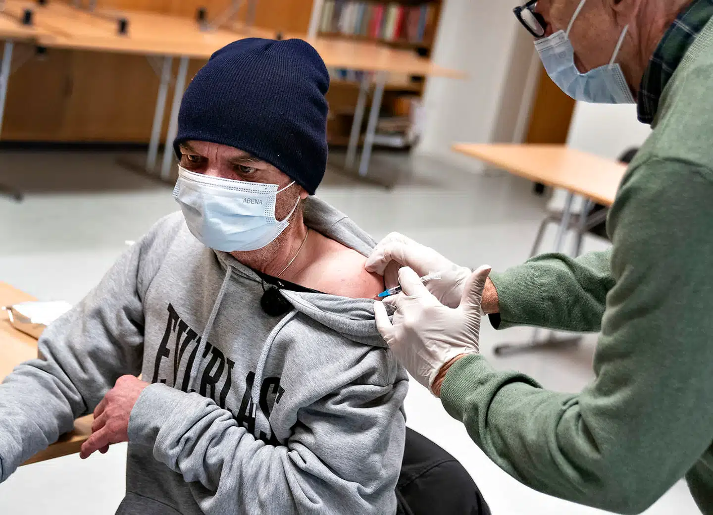 Især yngre mennesker afviser også at tage imod boostervaccinen. Det er nødvendigt med en skærpet kommunikationsindsats, hvis andelen skal op, lyder anbefaling.