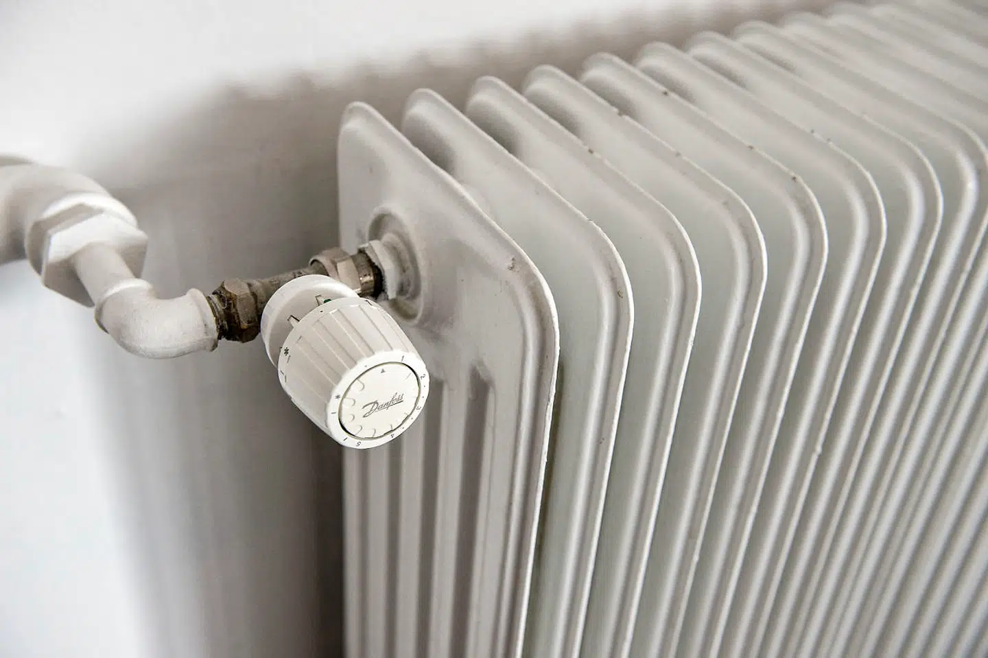 Det er primært familier, der bruger en række mindre fjernvarmeselskaber som leverandør, der kommer til at opleve en højere varmeregning i år. Det er selskaber, som fortsat anvender meget gas eller strøm til at producere fjernvarme.