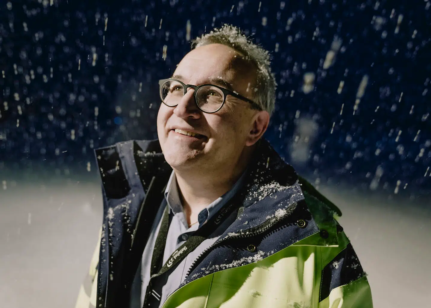 Direktør for Skellefteå Lufthavn, Robert Lindberg, er 54 år. Han har arbejdet i Skellefteå Airport i snart 20 år, heraf 12 som direktør, og har samtidig haft en række andre job og tillidsposter i kommunen og de kommunale selskaber i Skellefteå. Derudover er han kendt som musiker i byen.