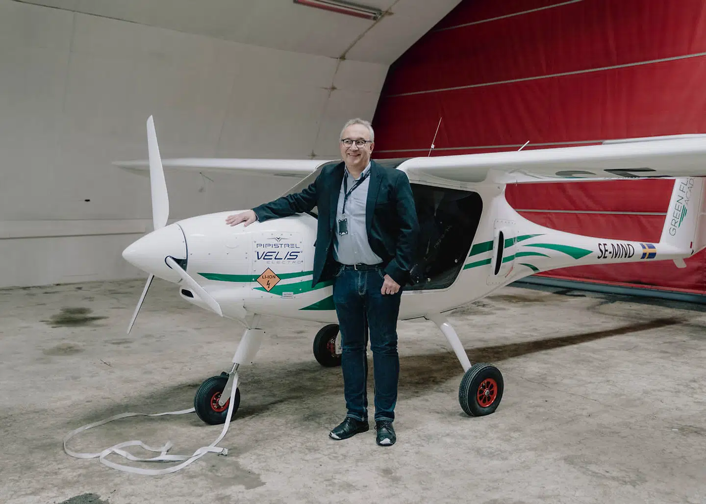 Robert Lindberg, direktør i Skellefteå Airport, viser stolt det ene af lufthavnens to spritnye elfly frem. I løbet af kort tid vil ti elfly være at finde i lufthavnen. De skal bruges til undervisning af kommende trafikpiloter på en pilotskole, som han har lokket til byen.